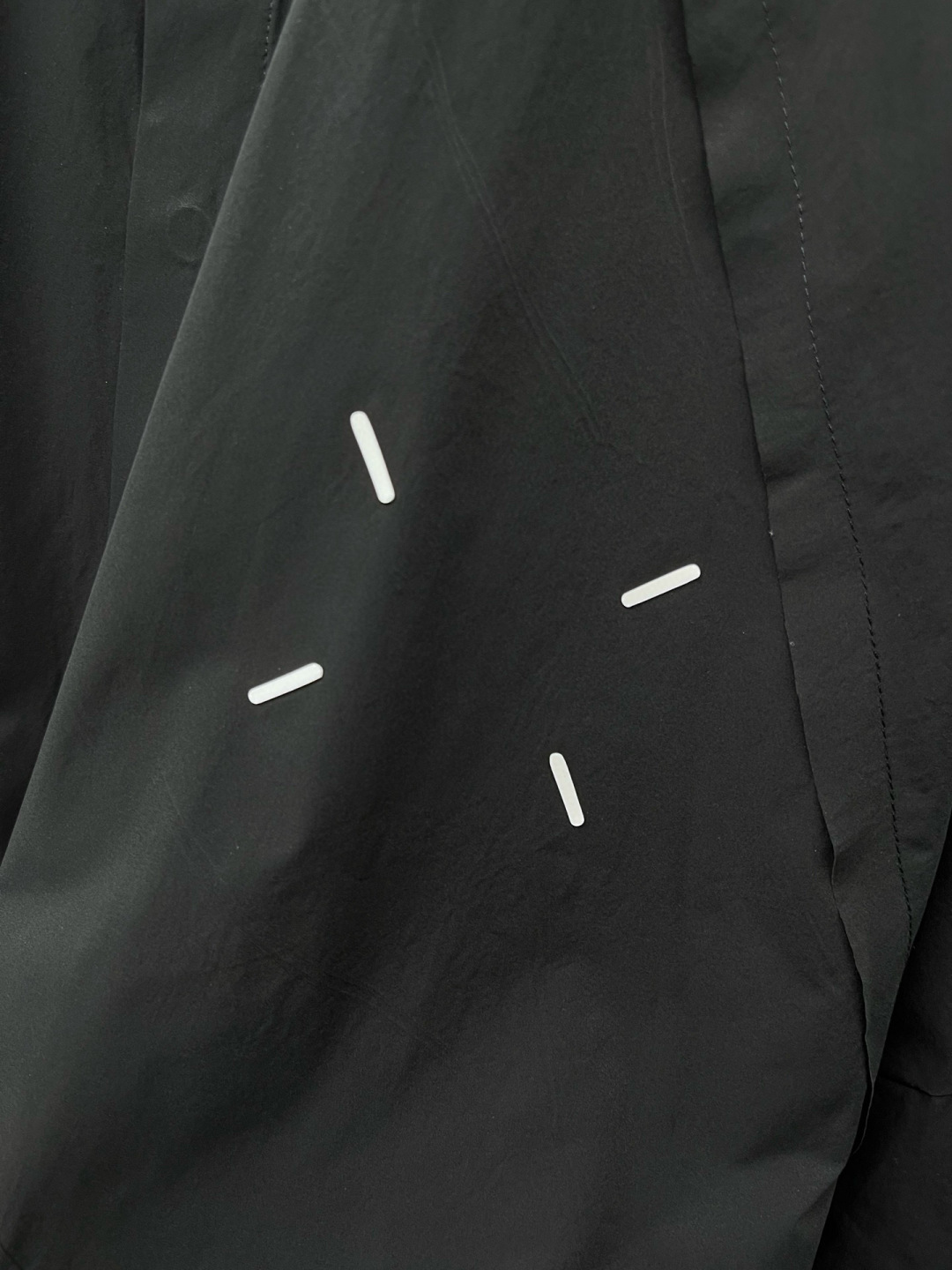  
马吉拉🔥🔥秋季新款OS版衬衣，采用优质速干亚面料，超级舒适透气，面料极好亲肤舒适轻薄，不易起皱不易缩