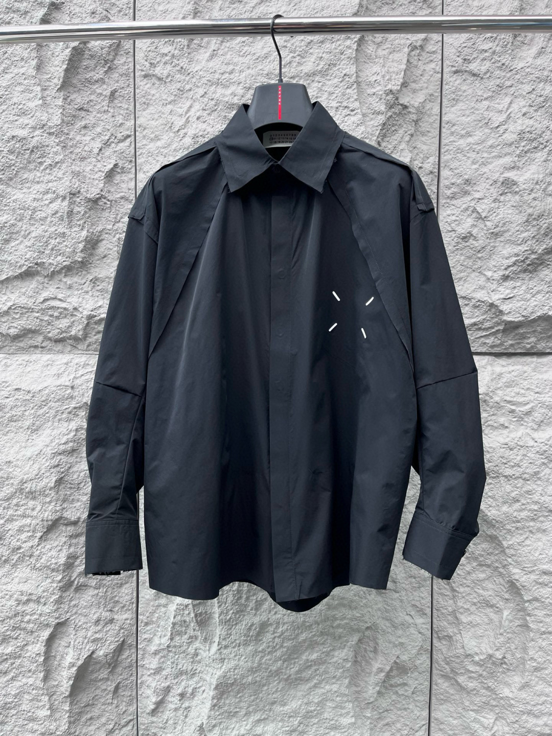  
马吉拉🔥🔥秋季新款OS版衬衣，采用优质速干亚面料，超级舒适透气，面料极好亲肤舒适轻薄，不易起皱不易缩