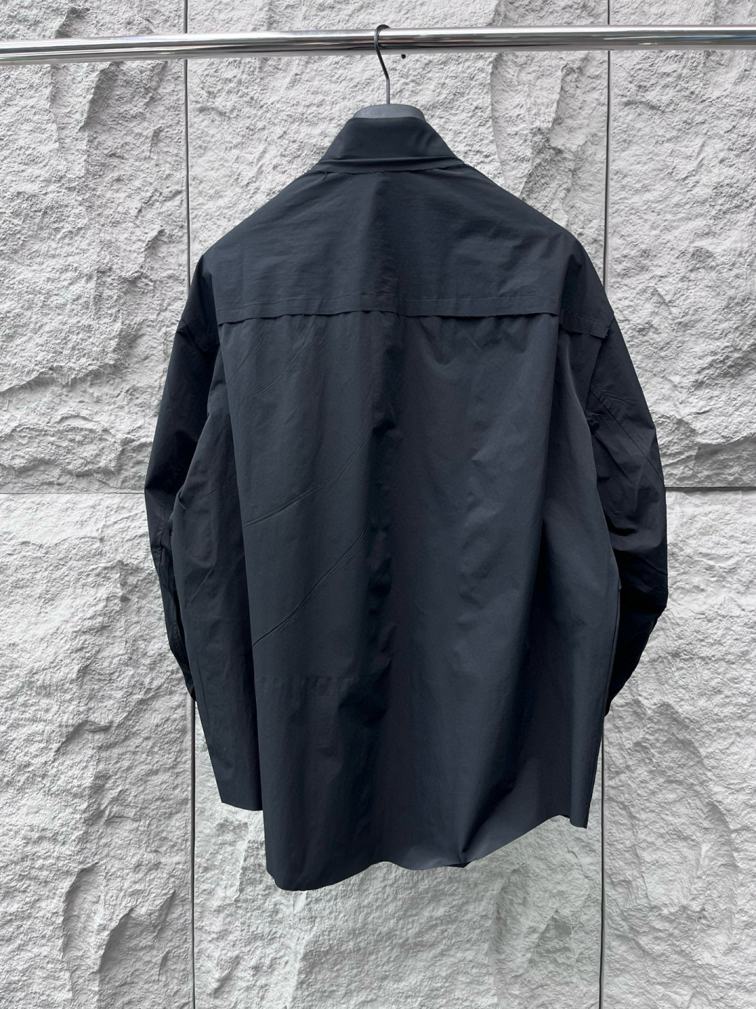  
马吉拉🔥🔥秋季新款OS版衬衣，采用优质速干亚面料，超级舒适透气，面料极好亲肤舒适轻薄，不易起皱不易缩