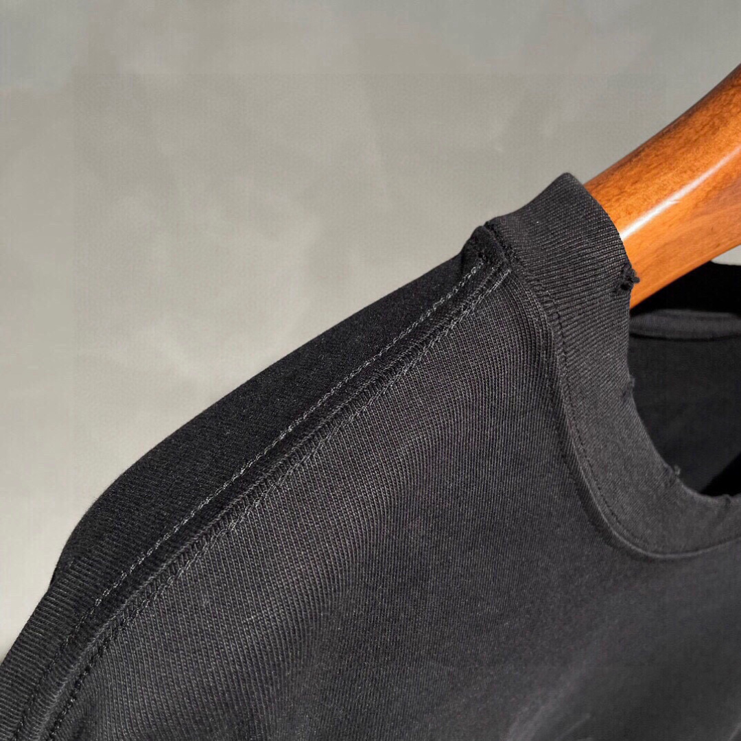 
Y-3🌟新款长袖🆕采用优质棉质面料！亲肤舒适！前logo设计，版型设计上身腔调十足，裁剪工艺走线工整！