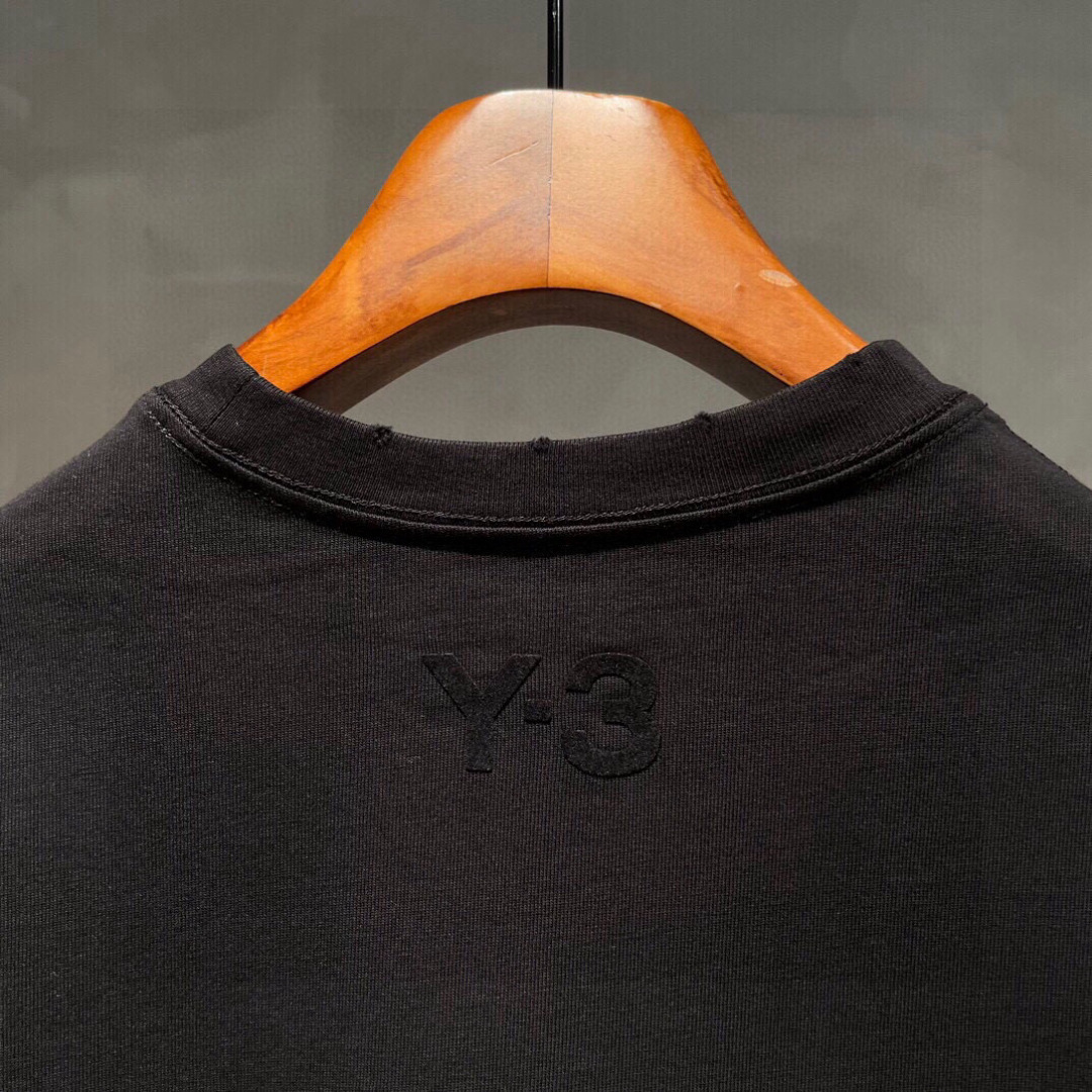 
Y-3🌟新款长袖🆕采用优质棉质面料！亲肤舒适！前logo设计，版型设计上身腔调十足，裁剪工艺走线工整！