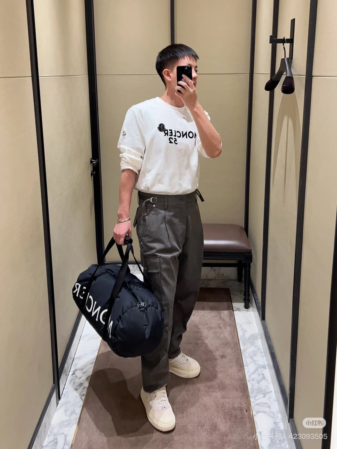  
Moncler.蒙口 25秋冬新品撞色植绒字母标识长袖T恤衫，正面饰品牌标识撞色植绒设计，左袖边饰有