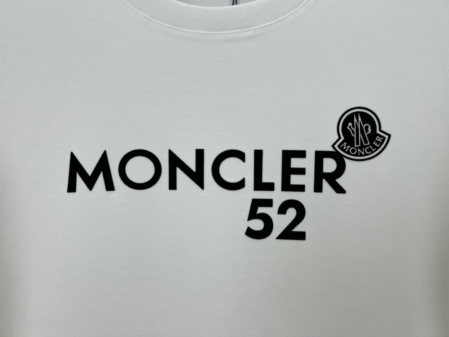  
Moncler.蒙口 25秋冬新品撞色植绒字母标识长袖T恤衫，正面饰品牌标识撞色植绒设计，左袖边饰有