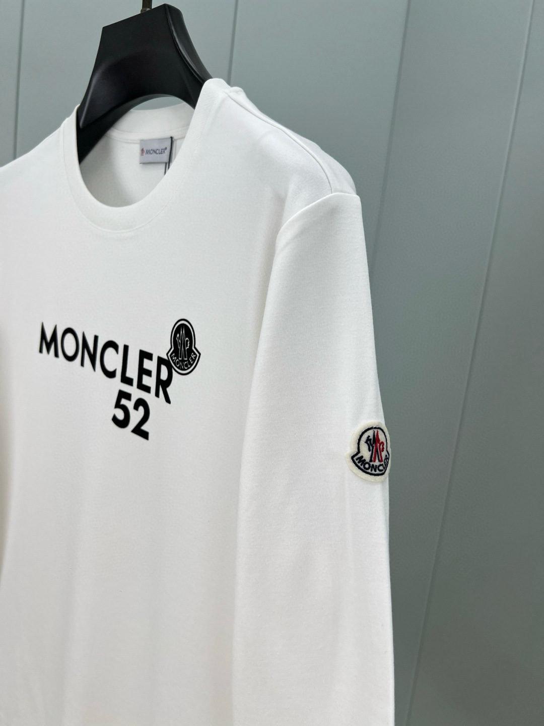  
Moncler.蒙口 25秋冬新品撞色植绒字母标识长袖T恤衫，正面饰品牌标识撞色植绒设计，左袖边饰有