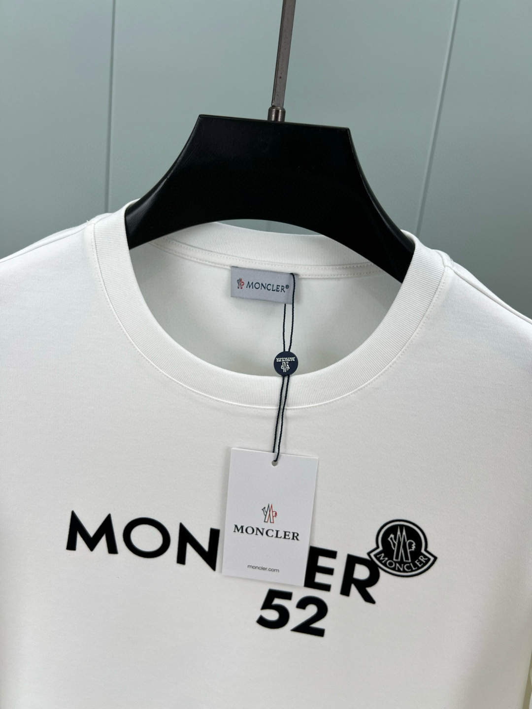  
Moncler.蒙口 25秋冬新品撞色植绒字母标识长袖T恤衫，正面饰品牌标识撞色植绒设计，左袖边饰有