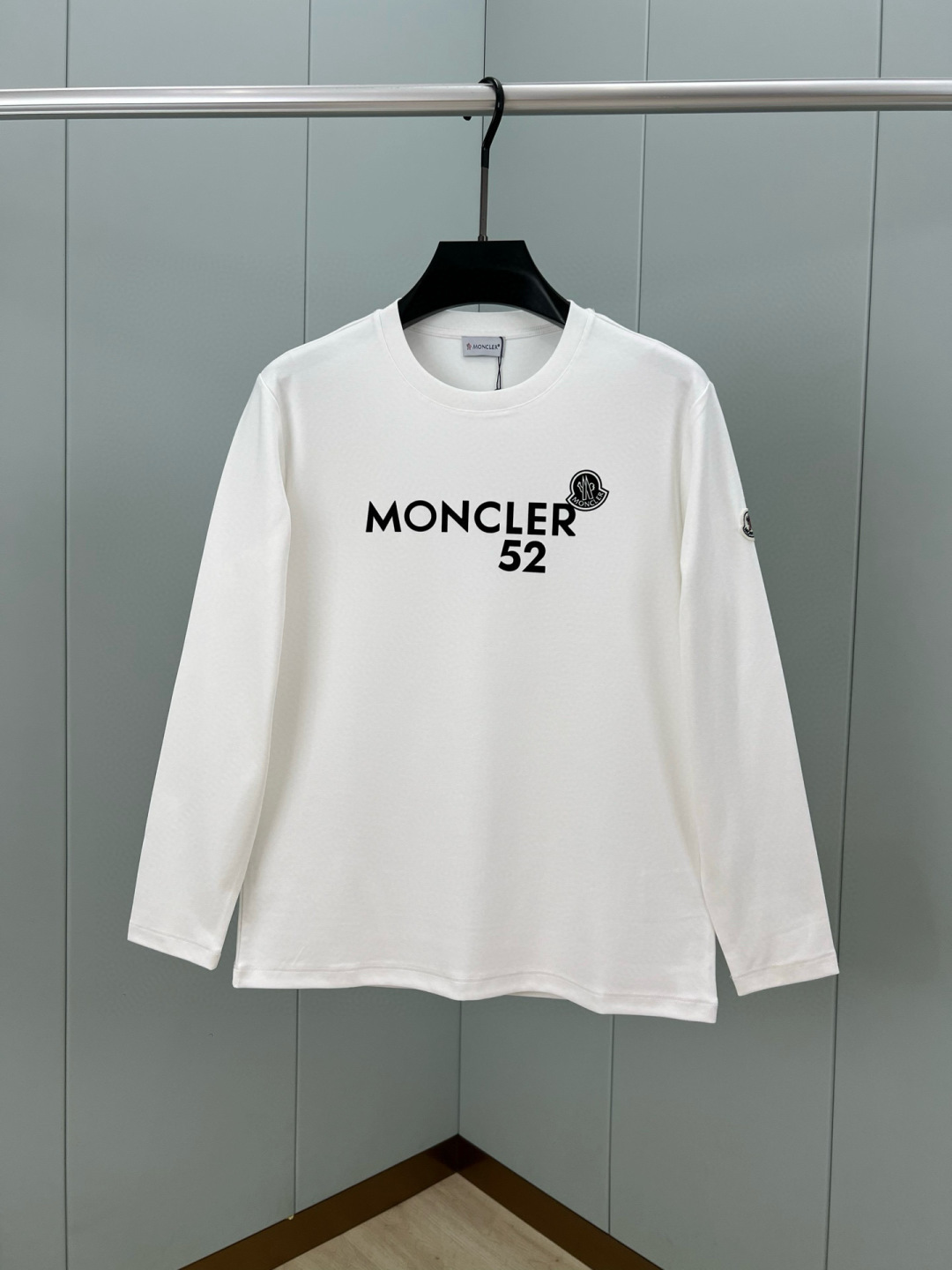  
Moncler.蒙口 25秋冬新品撞色植绒字母标识长袖T恤衫，正面饰品牌标识撞色植绒设计，左袖边饰有