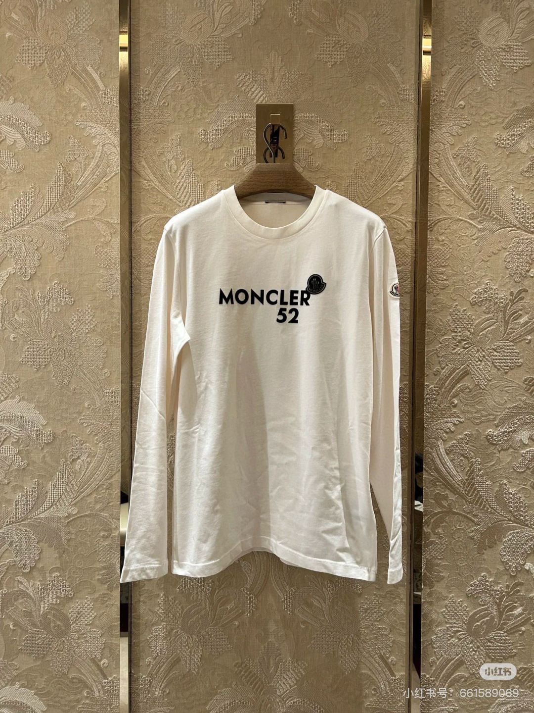  
Moncler.蒙口 25秋冬新品撞色植绒字母标识长袖T恤衫，正面饰品牌标识撞色植绒设计，左袖边饰有