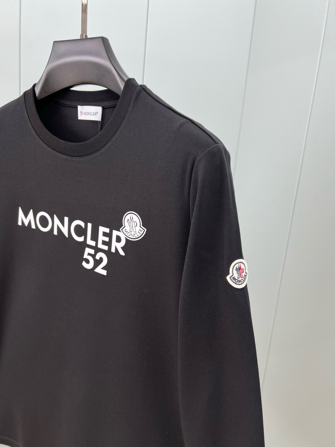  
Moncler.蒙口 25秋冬新品撞色植绒字母标识长袖T恤衫，正面饰品牌标识撞色植绒设计，左袖边饰有