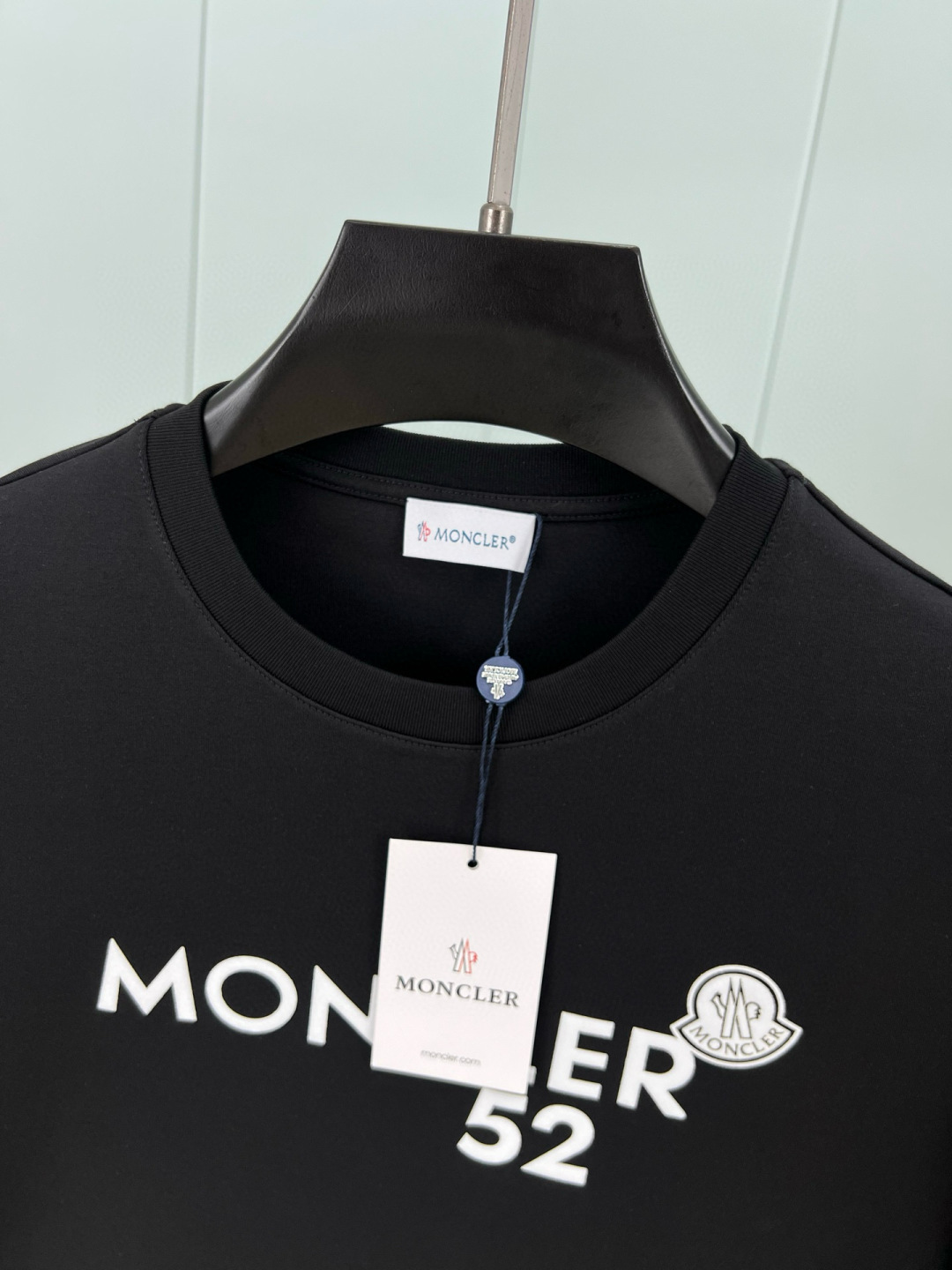  
Moncler.蒙口 25秋冬新品撞色植绒字母标识长袖T恤衫，正面饰品牌标识撞色植绒设计，左袖边饰有