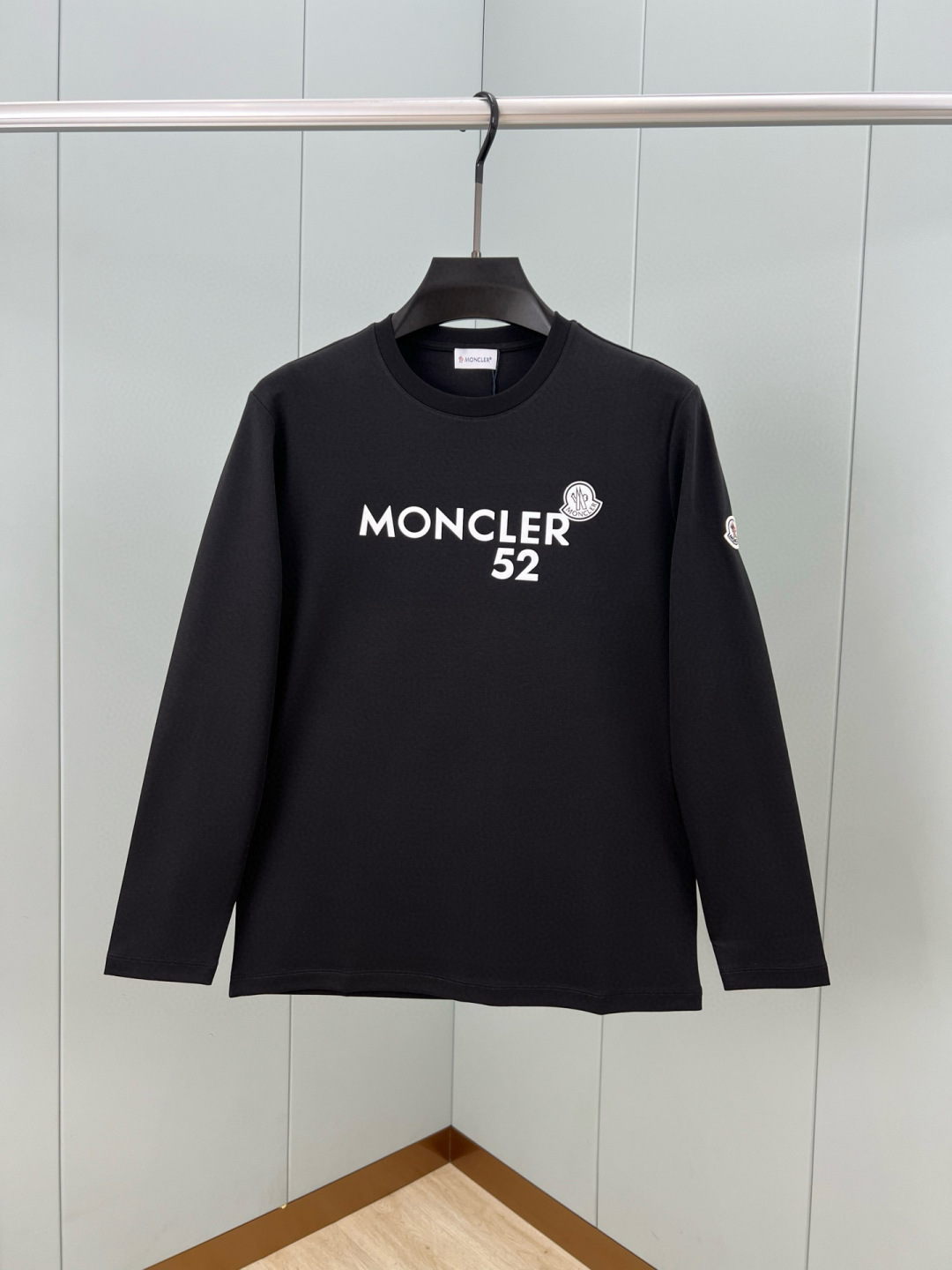  
Moncler.蒙口 25秋冬新品撞色植绒字母标识长袖T恤衫，正面饰品牌标识撞色植绒设计，左袖边饰有