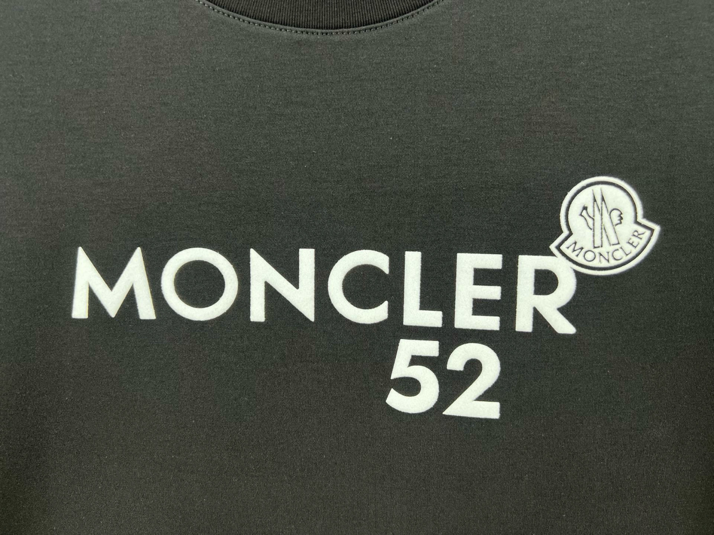  
Moncler.蒙口 25秋冬新品撞色植绒字母标识长袖T恤衫，正面饰品牌标识撞色植绒设计，左袖边饰有
