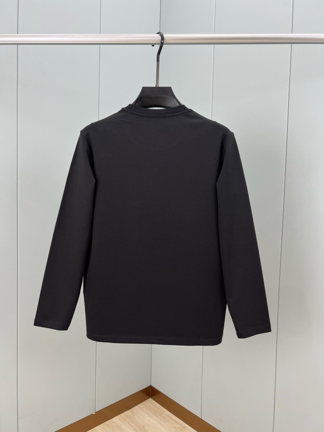  
Moncler.蒙口 25秋冬新品撞色植绒字母标识长袖T恤衫，正面饰品牌标识撞色植绒设计，左袖边饰有