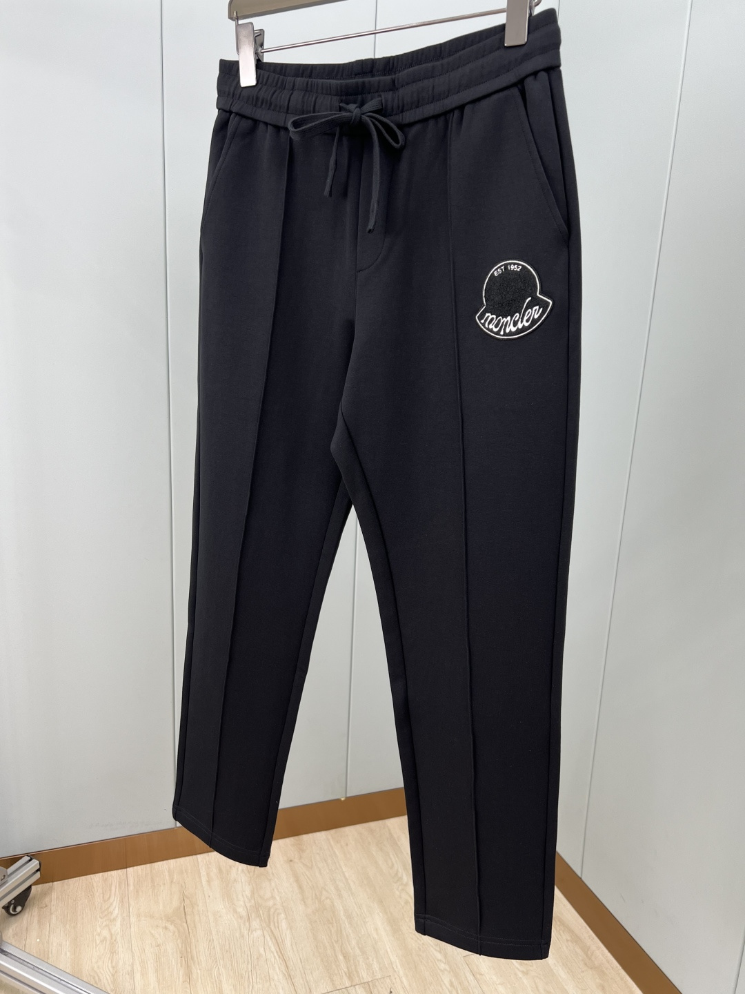  
Moncler.蒙口 25秋冬新品刺绣徽章针织休闲长裤，正面缀饰新季元素刺绣徽章焕新品牌设计，松紧腰