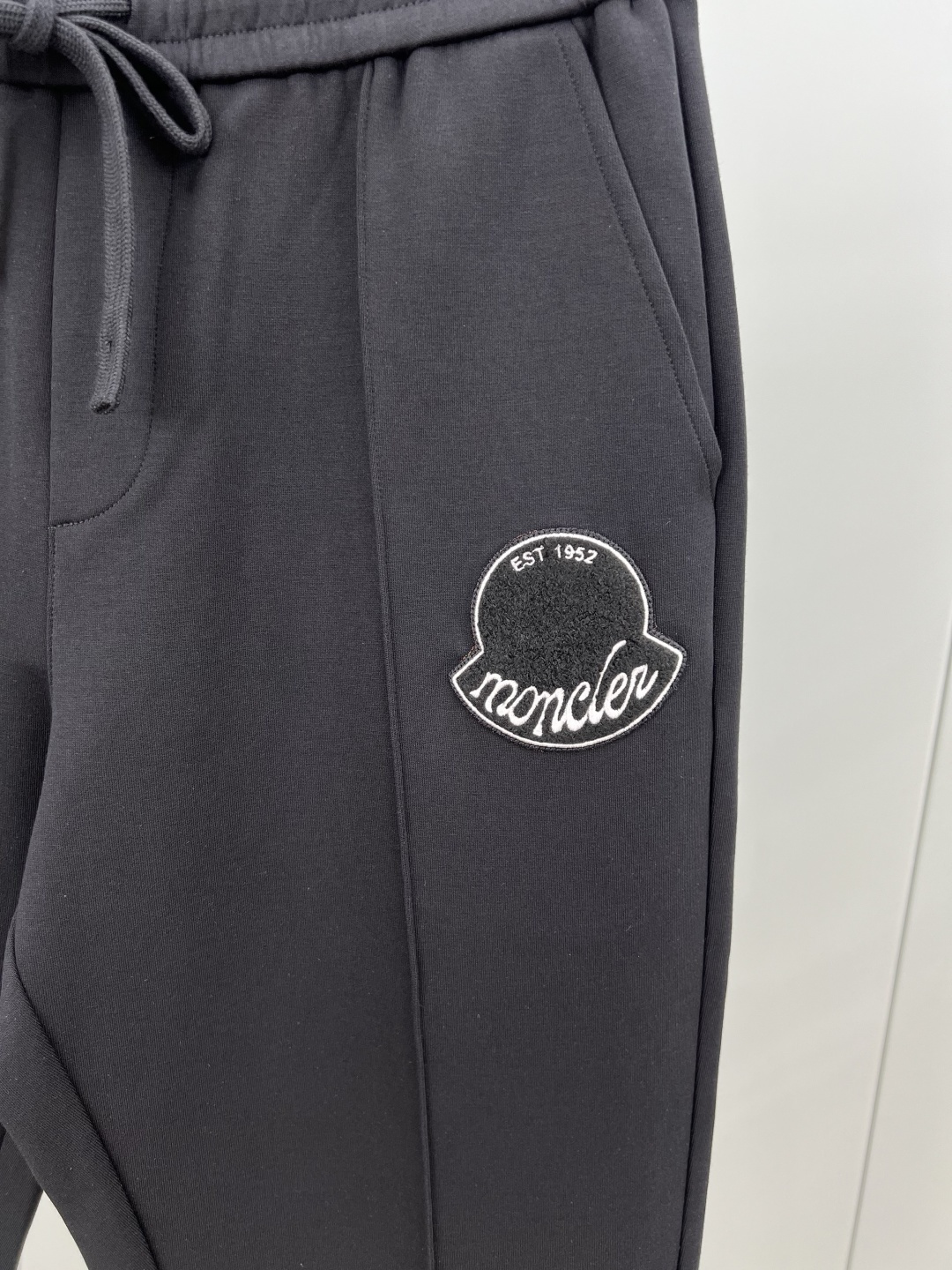  
Moncler.蒙口 25秋冬新品刺绣徽章针织休闲长裤，正面缀饰新季元素刺绣徽章焕新品牌设计，松紧腰