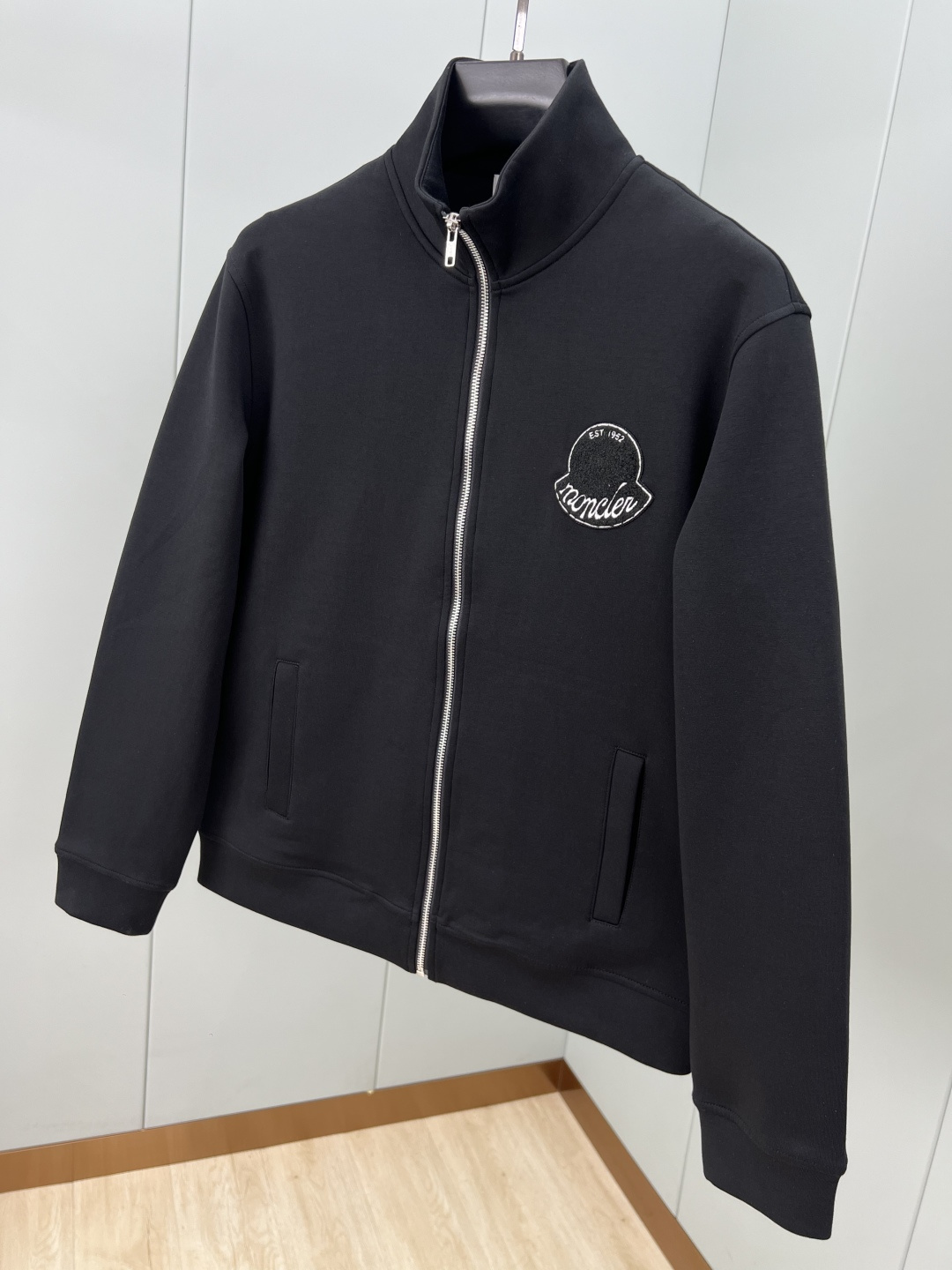 
Moncler.蒙口 25秋冬新品刺绣徽章夹克外套，正面胸前饰新季元素刺绣徽章点缀焕新品牌标识设计，立