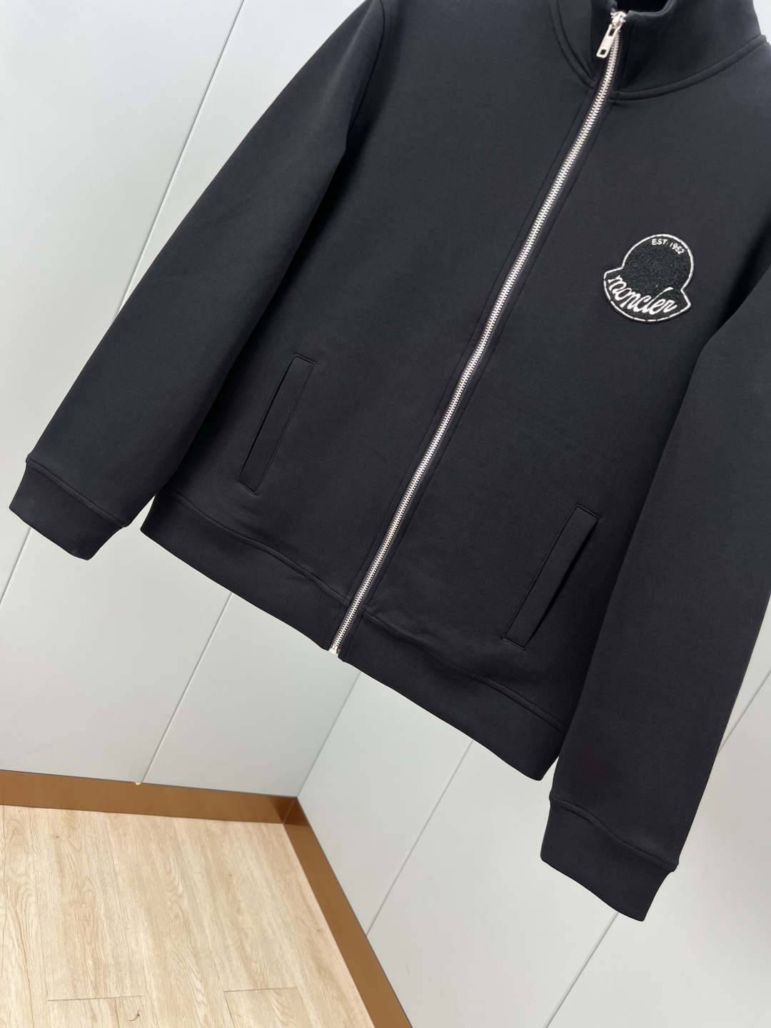 
Moncler.蒙口 25秋冬新品刺绣徽章夹克外套，正面胸前饰新季元素刺绣徽章点缀焕新品牌标识设计，立