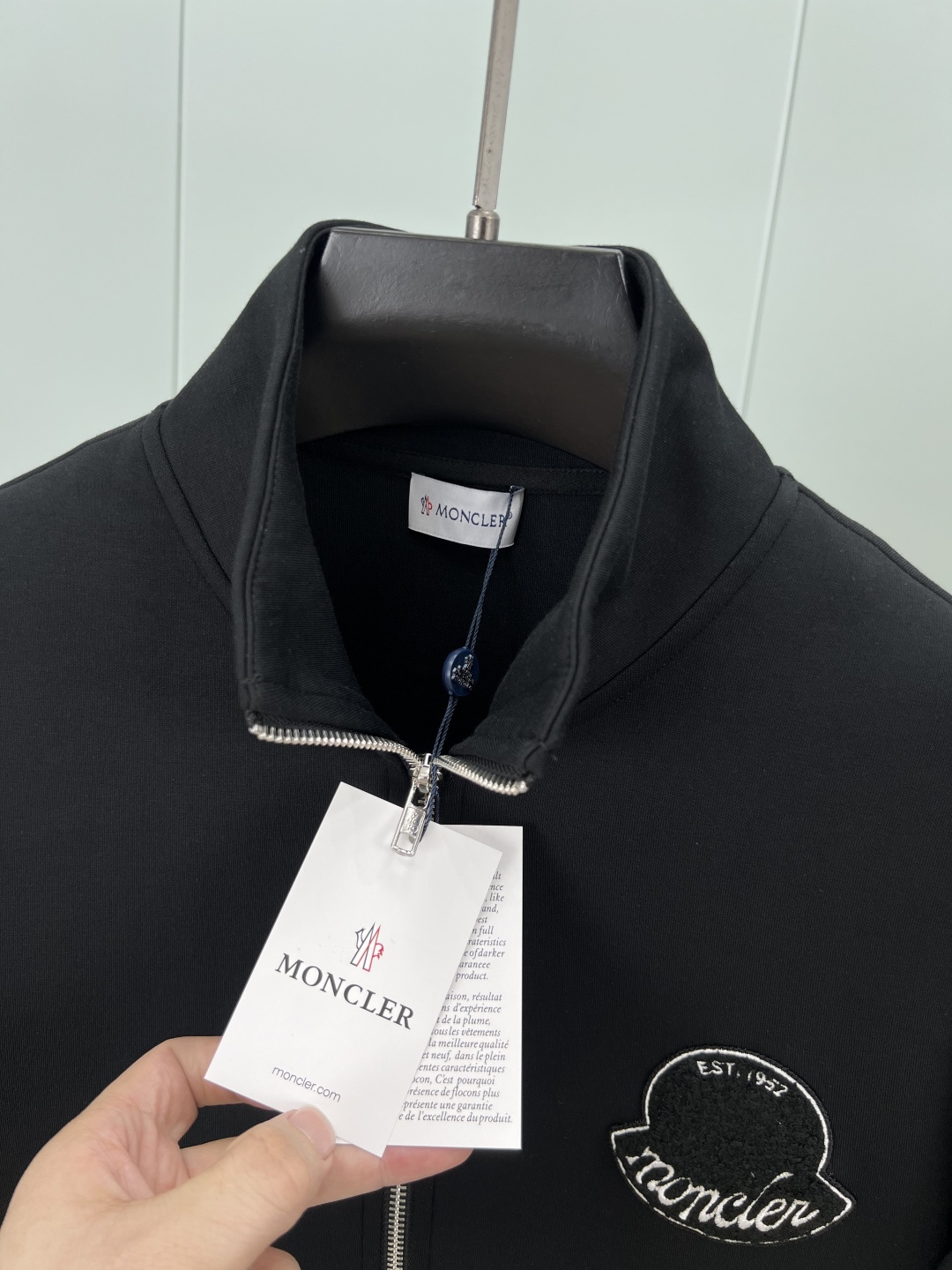
Moncler.蒙口 25秋冬新品刺绣徽章夹克外套，正面胸前饰新季元素刺绣徽章点缀焕新品牌标识设计，立