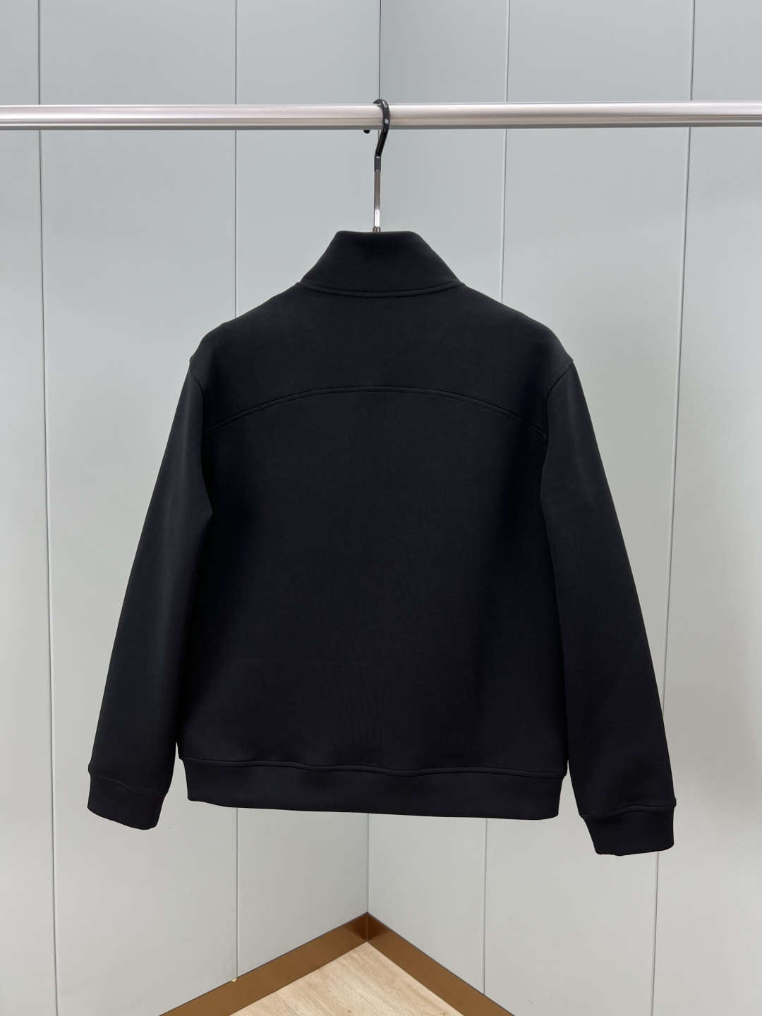 
Moncler.蒙口 25秋冬新品刺绣徽章夹克外套，正面胸前饰新季元素刺绣徽章点缀焕新品牌标识设计，立