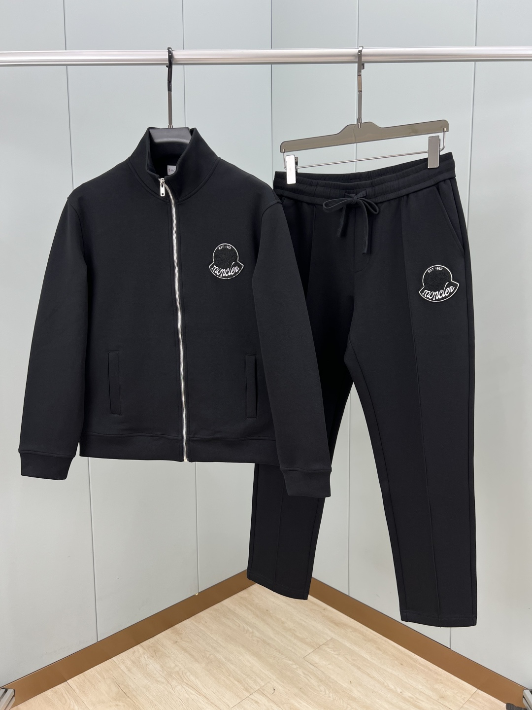 
Moncler.蒙口 25秋冬新品刺绣徽章夹克外套，正面胸前饰新季元素刺绣徽章点缀焕新品牌标识设计，立