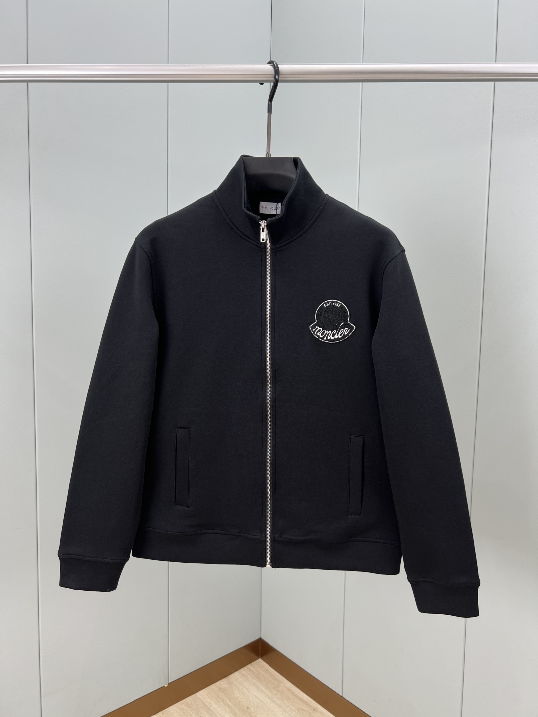 
Moncler.蒙口 25秋冬新品刺绣徽章夹克外套，正面胸前饰新季元素刺绣徽章点缀焕新品牌标识设计，立
