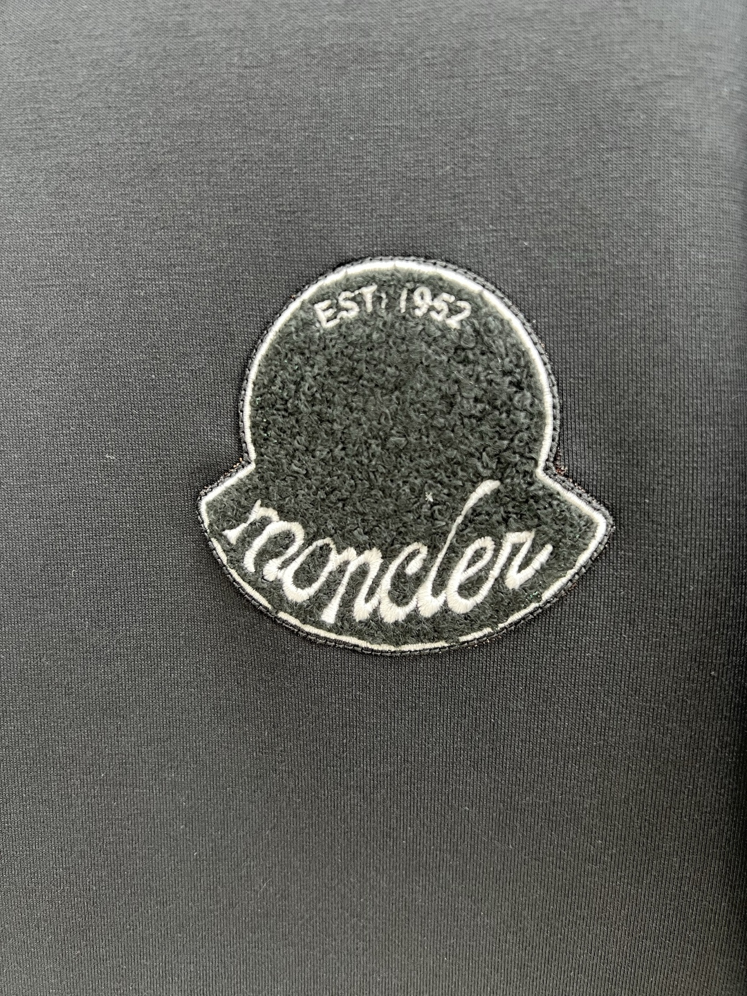 
Moncler.蒙口 25秋冬新品刺绣徽章夹克外套，正面胸前饰新季元素刺绣徽章点缀焕新品牌标识设计，立