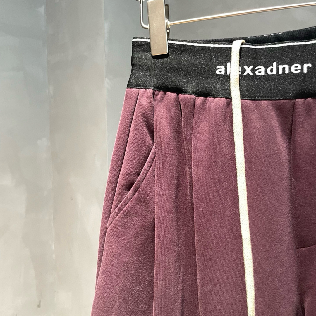  
Alexadner🌟早秋新款休闲裤🆕采用优质面料，具有质感，松紧腰带设计，超级时尚洋气！码数：S-3