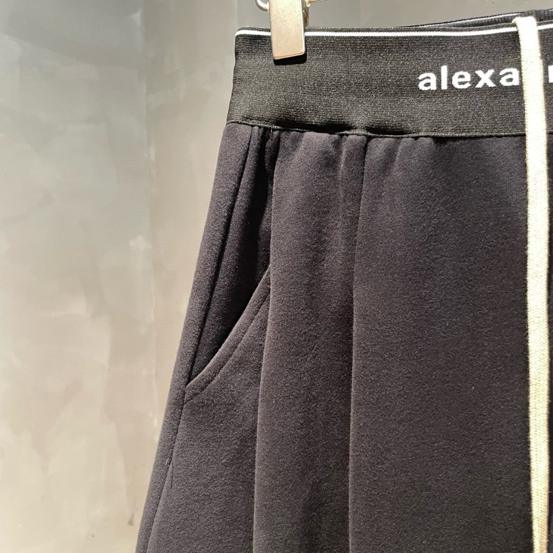 
Alexadner🌟早秋新款休闲裤🆕采用优质面料，具有质感，松紧腰带设计，超级时尚洋气！码数：S-3X