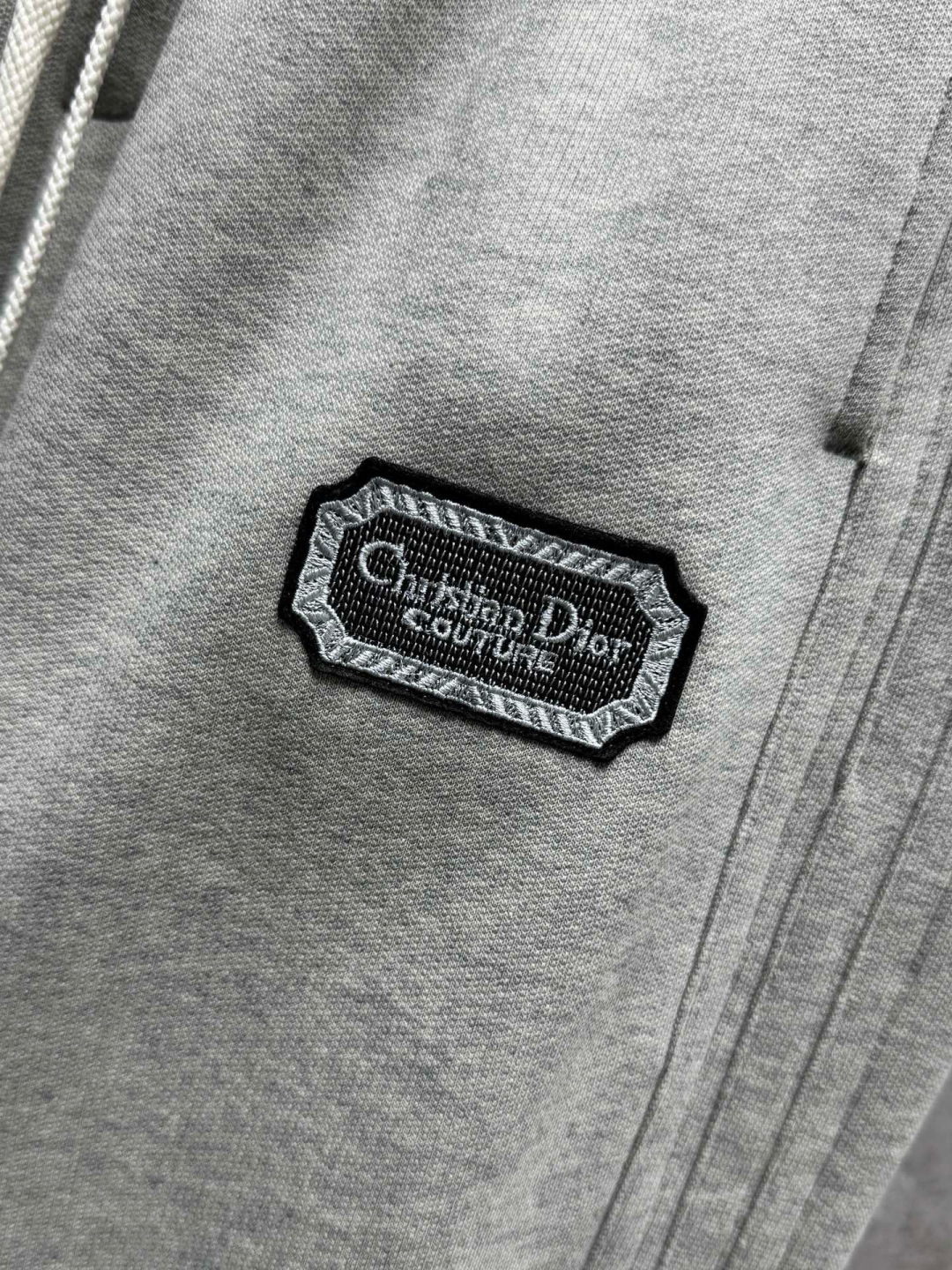  
迪家🔥新款美式高级感直筒宽松阔腿直筒裤🔥侧边多道压线剪裁，加上特殊的面料，尽显品质感 高级感，超级舒