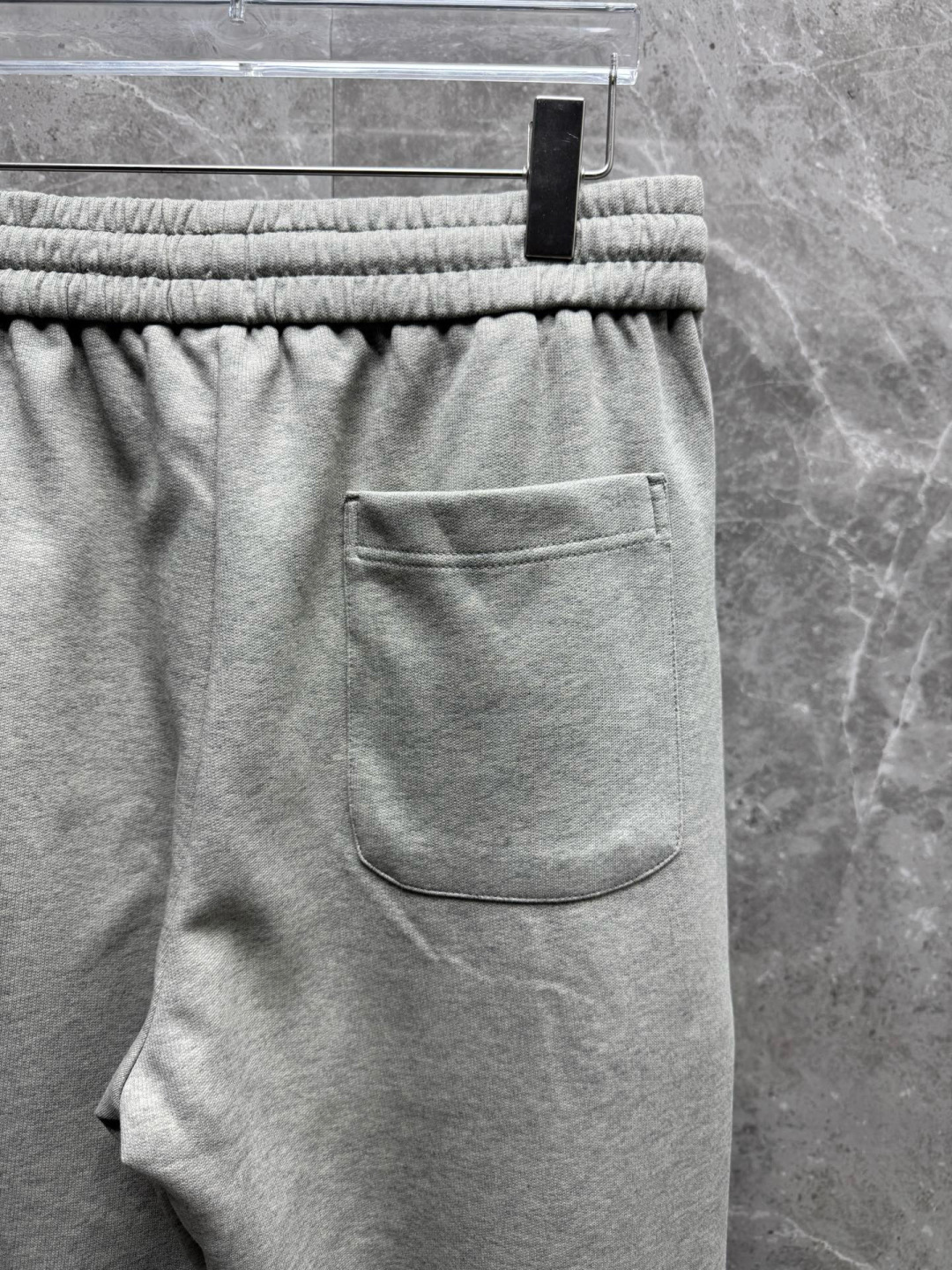  
迪家🔥新款美式高级感直筒宽松阔腿直筒裤🔥侧边多道压线剪裁，加上特殊的面料，尽显品质感 高级感，超级舒