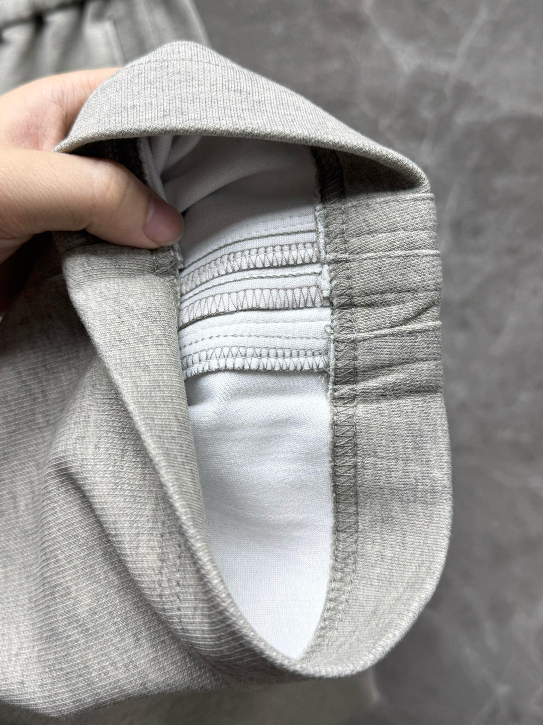  
迪家🔥新款美式高级感直筒宽松阔腿直筒裤🔥侧边多道压线剪裁，加上特殊的面料，尽显品质感 高级感，超级舒