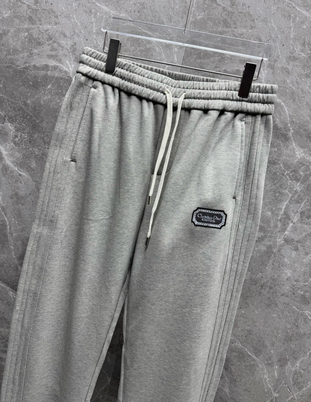  
迪家🔥新款美式高级感直筒宽松阔腿直筒裤🔥侧边多道压线剪裁，加上特殊的面料，尽显品质感 高级感，超级舒