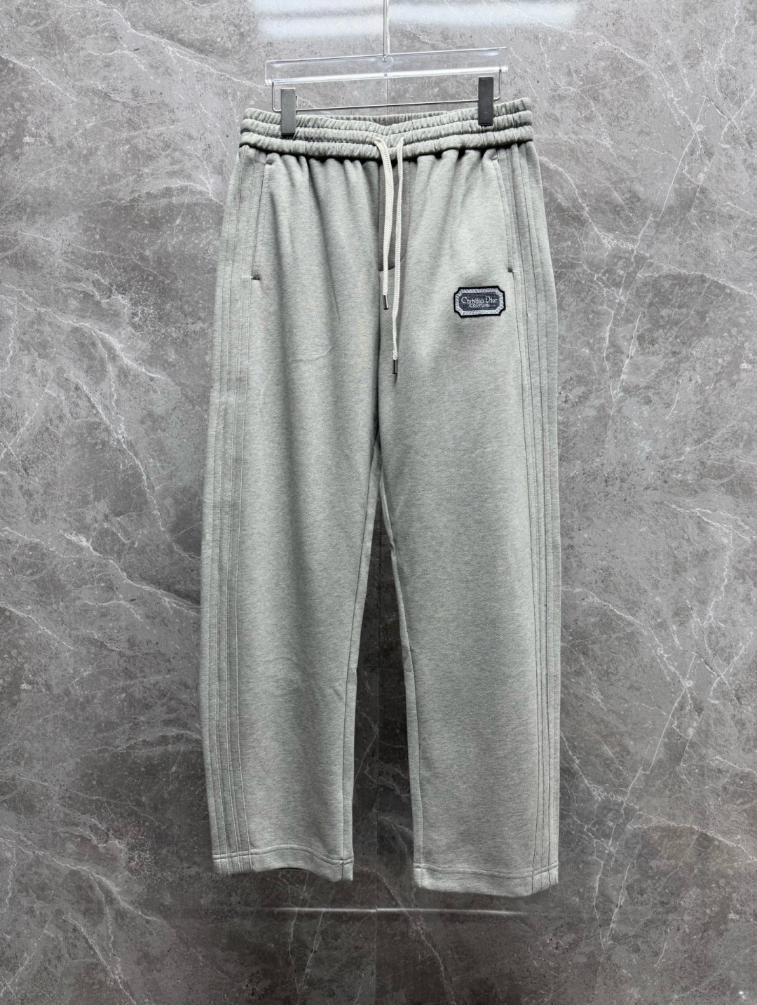  
迪家🔥新款美式高级感直筒宽松阔腿直筒裤🔥侧边多道压线剪裁，加上特殊的面料，尽显品质感 高级感，超级舒