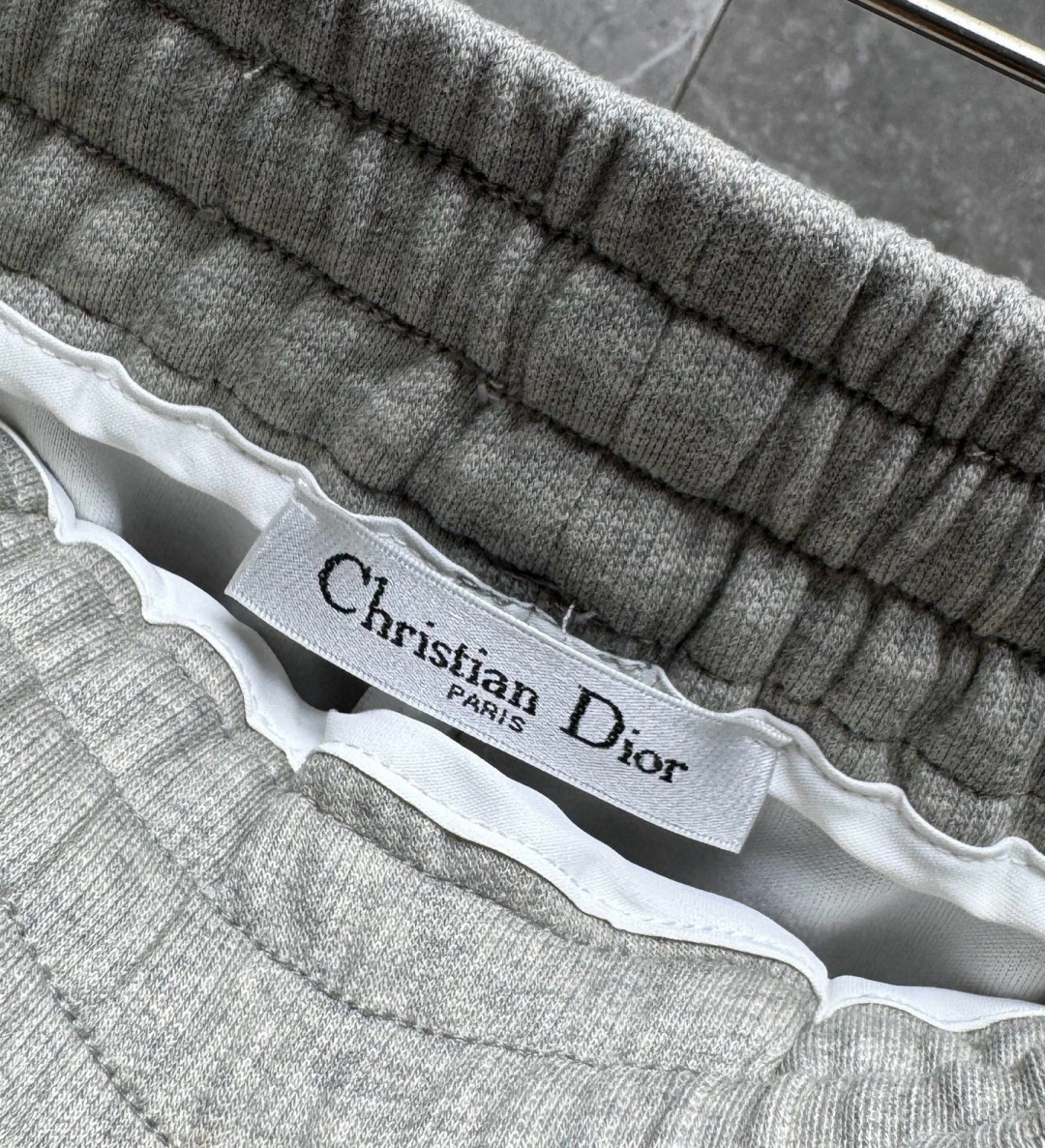  
迪家🔥新款美式高级感直筒宽松阔腿直筒裤🔥侧边多道压线剪裁，加上特殊的面料，尽显品质感 高级感，超级舒