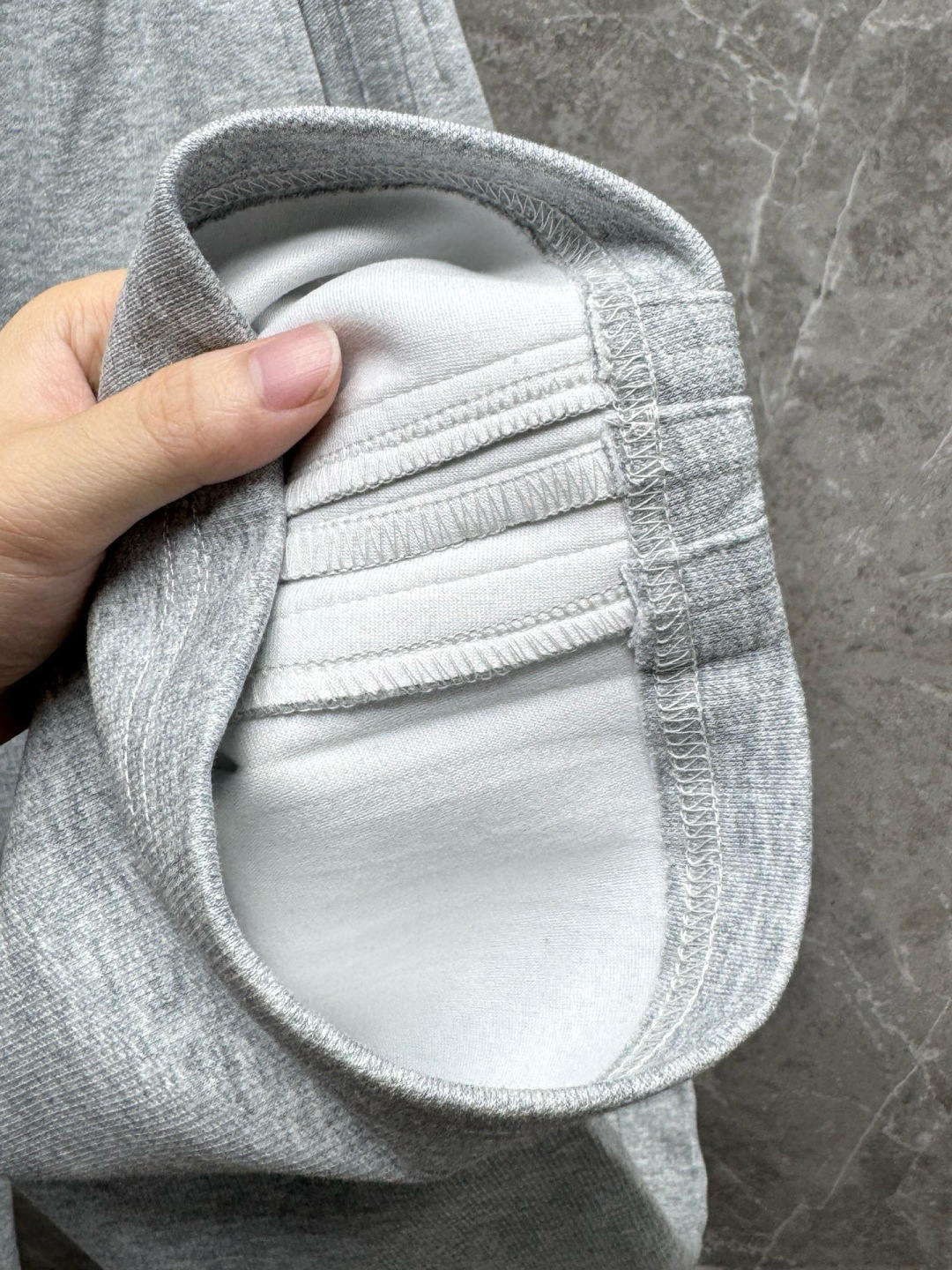  
迪家🔥新款美式高级感直筒宽松阔腿直筒裤🔥侧边多道压线剪裁，加上特殊的面料，尽显品质感 高级感，超级舒