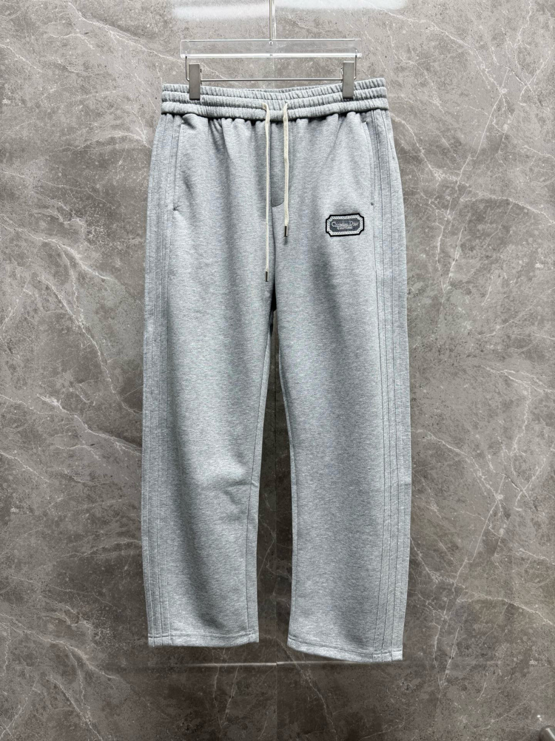  
迪家🔥新款美式高级感直筒宽松阔腿直筒裤🔥侧边多道压线剪裁，加上特殊的面料，尽显品质感 高级感，超级舒