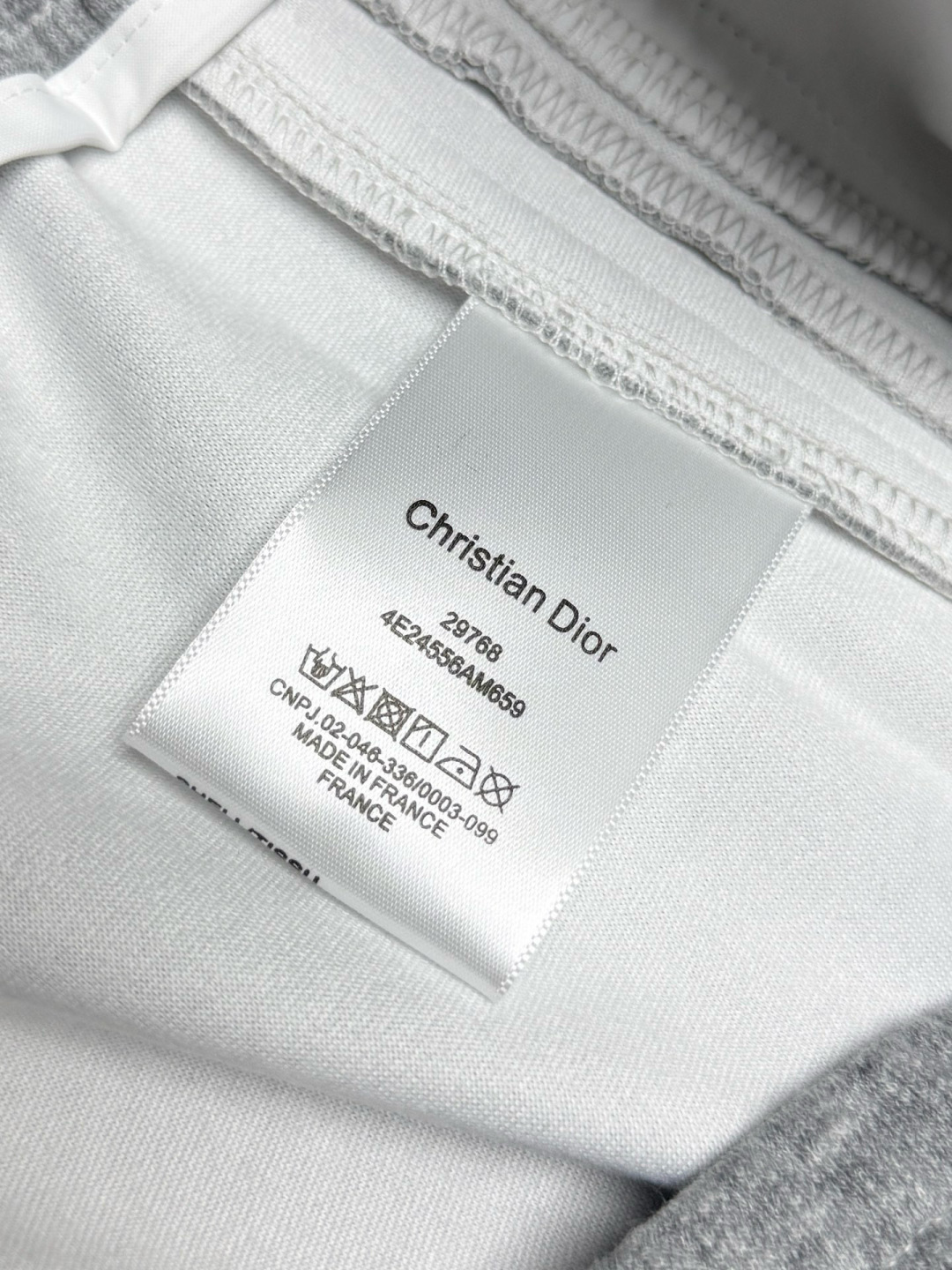  
迪家🔥新款美式高级感直筒宽松阔腿直筒裤🔥侧边多道压线剪裁，加上特殊的面料，尽显品质感 高级感，超级舒