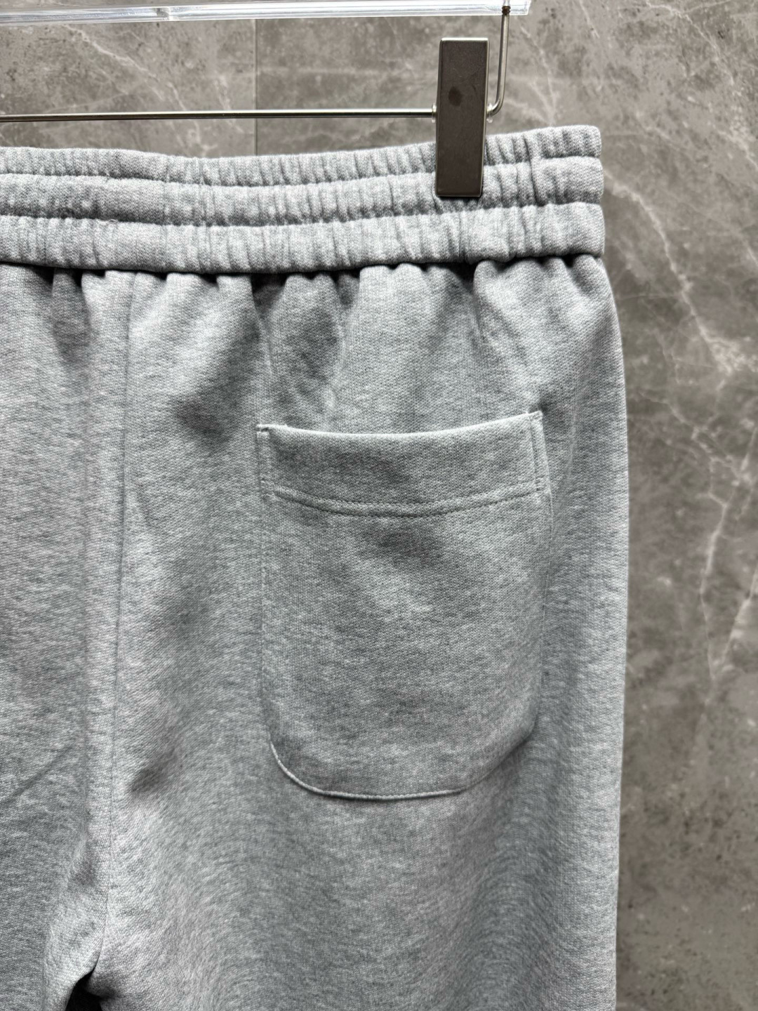  
迪家🔥新款美式高级感直筒宽松阔腿直筒裤🔥侧边多道压线剪裁，加上特殊的面料，尽显品质感 高级感，超级舒