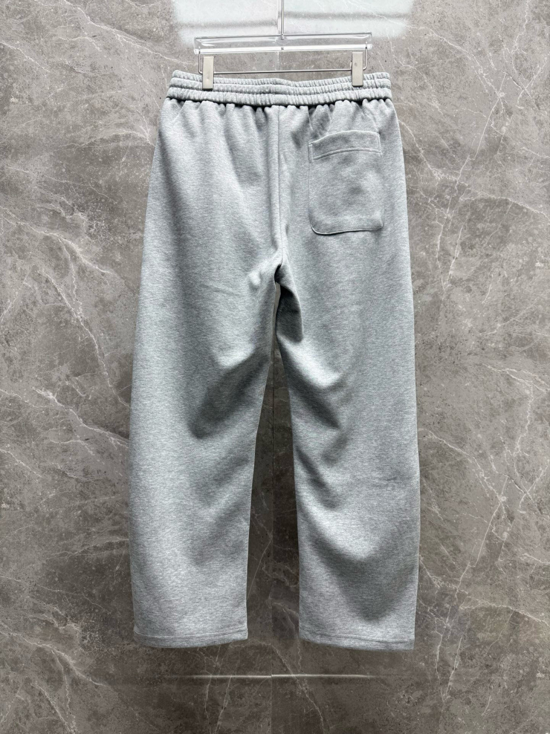  
迪家🔥新款美式高级感直筒宽松阔腿直筒裤🔥侧边多道压线剪裁，加上特殊的面料，尽显品质感 高级感，超级舒