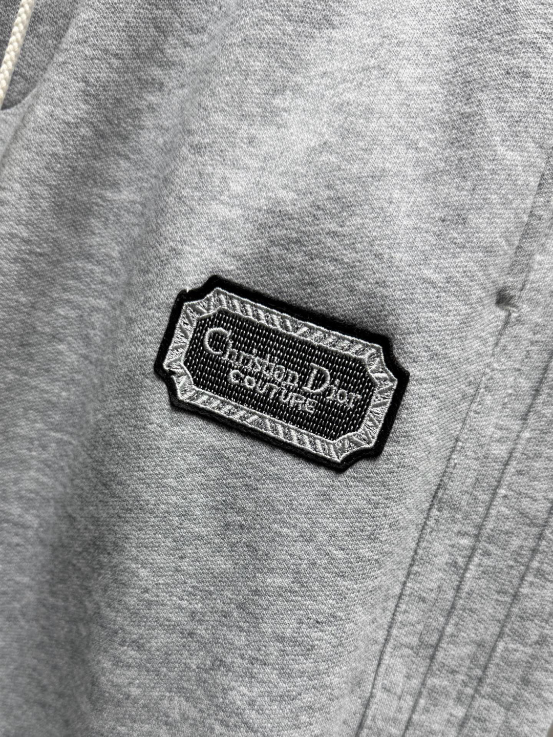  
迪家🔥新款美式高级感直筒宽松阔腿直筒裤🔥侧边多道压线剪裁，加上特殊的面料，尽显品质感 高级感，超级舒