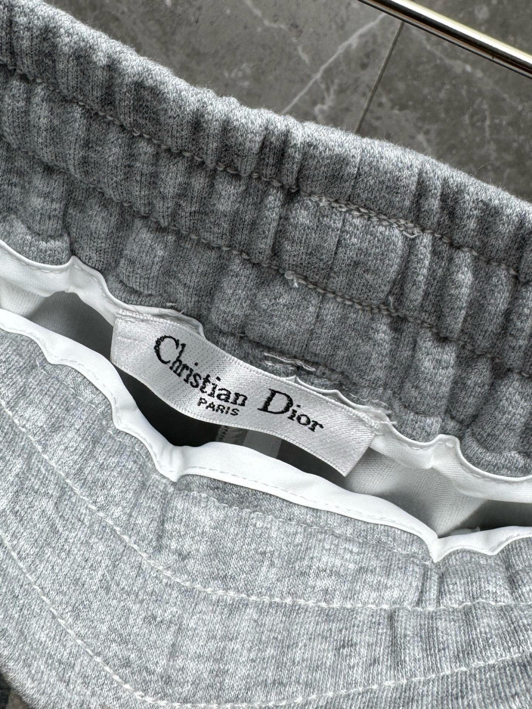  
迪家🔥新款美式高级感直筒宽松阔腿直筒裤🔥侧边多道压线剪裁，加上特殊的面料，尽显品质感 高级感，超级舒