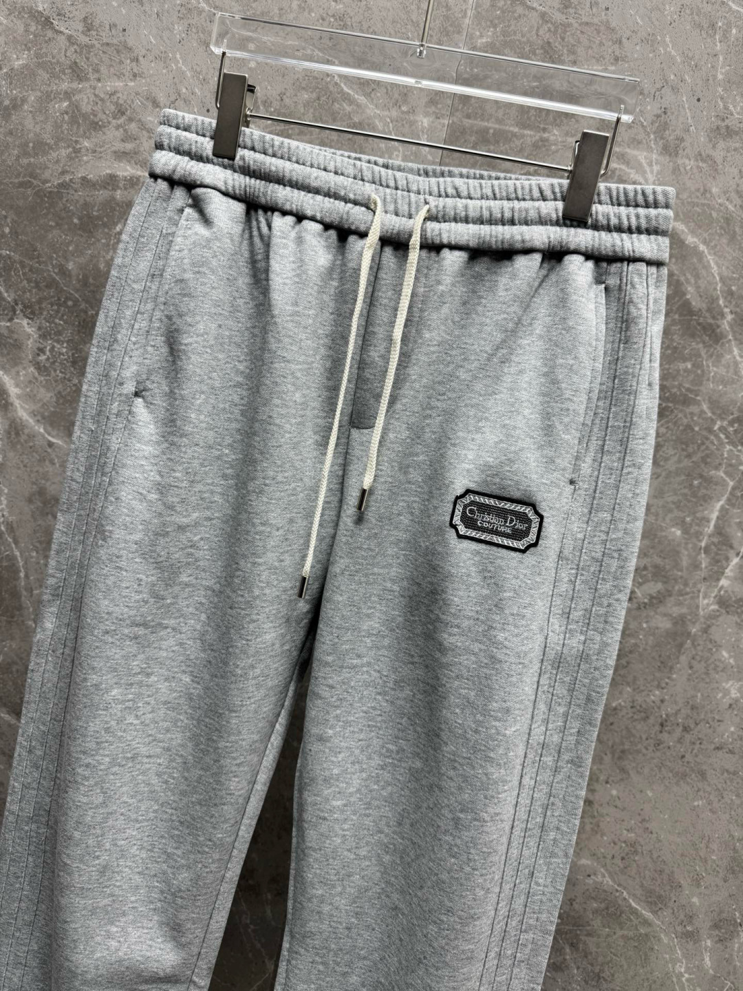  
迪家🔥新款美式高级感直筒宽松阔腿直筒裤🔥侧边多道压线剪裁，加上特殊的面料，尽显品质感 高级感，超级舒