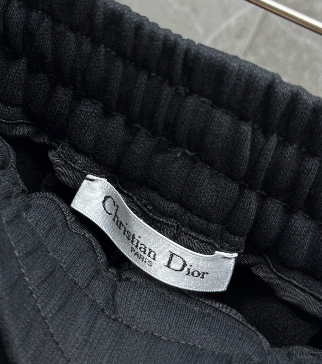  
迪家🔥新款美式高级感直筒宽松阔腿直筒裤🔥侧边多道压线剪裁，加上特殊的面料，尽显品质感 高级感，超级舒