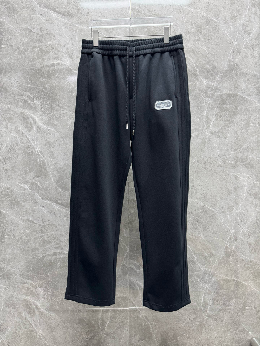  
迪家🔥新款美式高级感直筒宽松阔腿直筒裤🔥侧边多道压线剪裁，加上特殊的面料，尽显品质感 高级感，超级舒