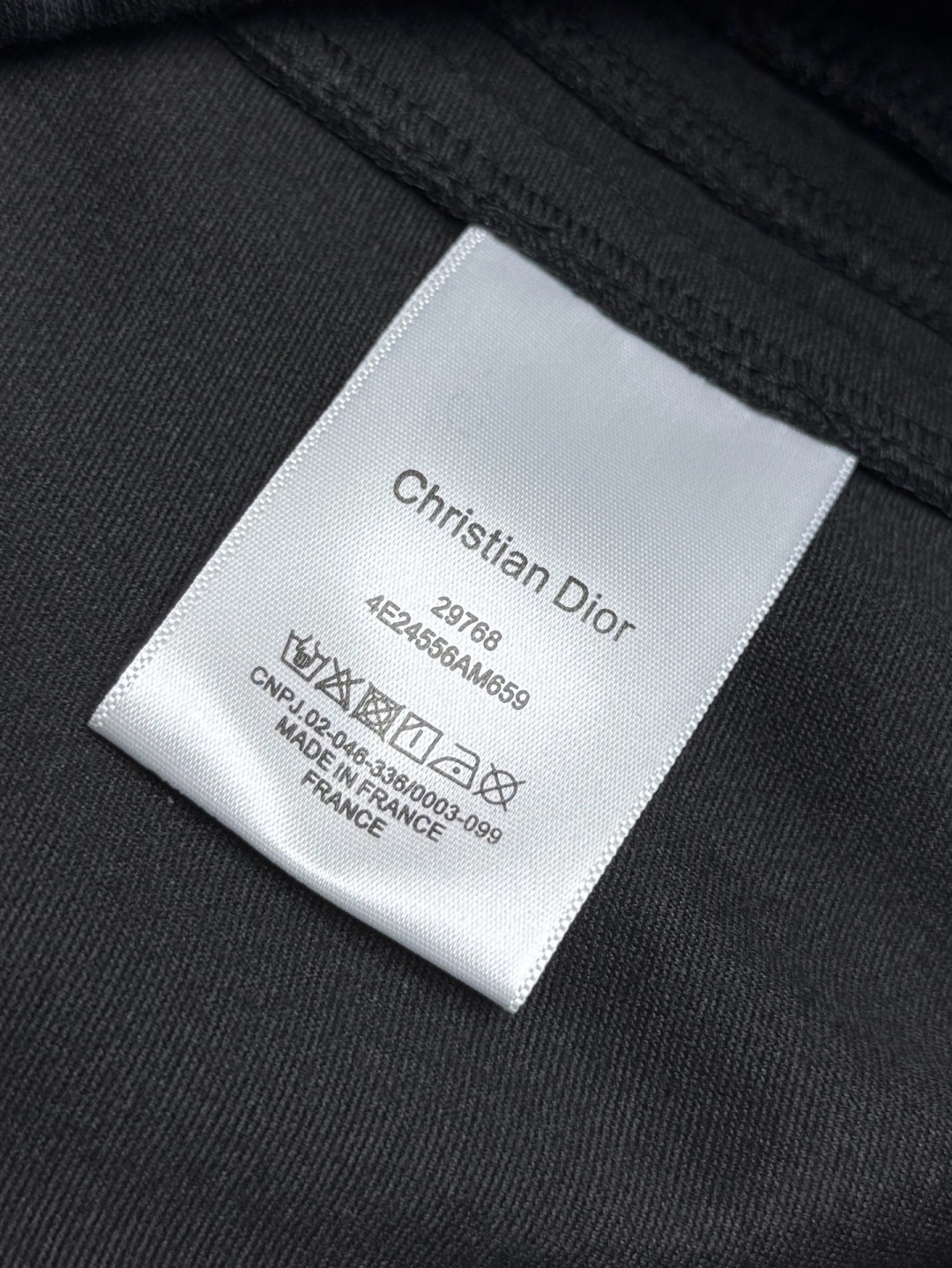  
迪家🔥新款美式高级感直筒宽松阔腿直筒裤🔥侧边多道压线剪裁，加上特殊的面料，尽显品质感 高级感，超级舒