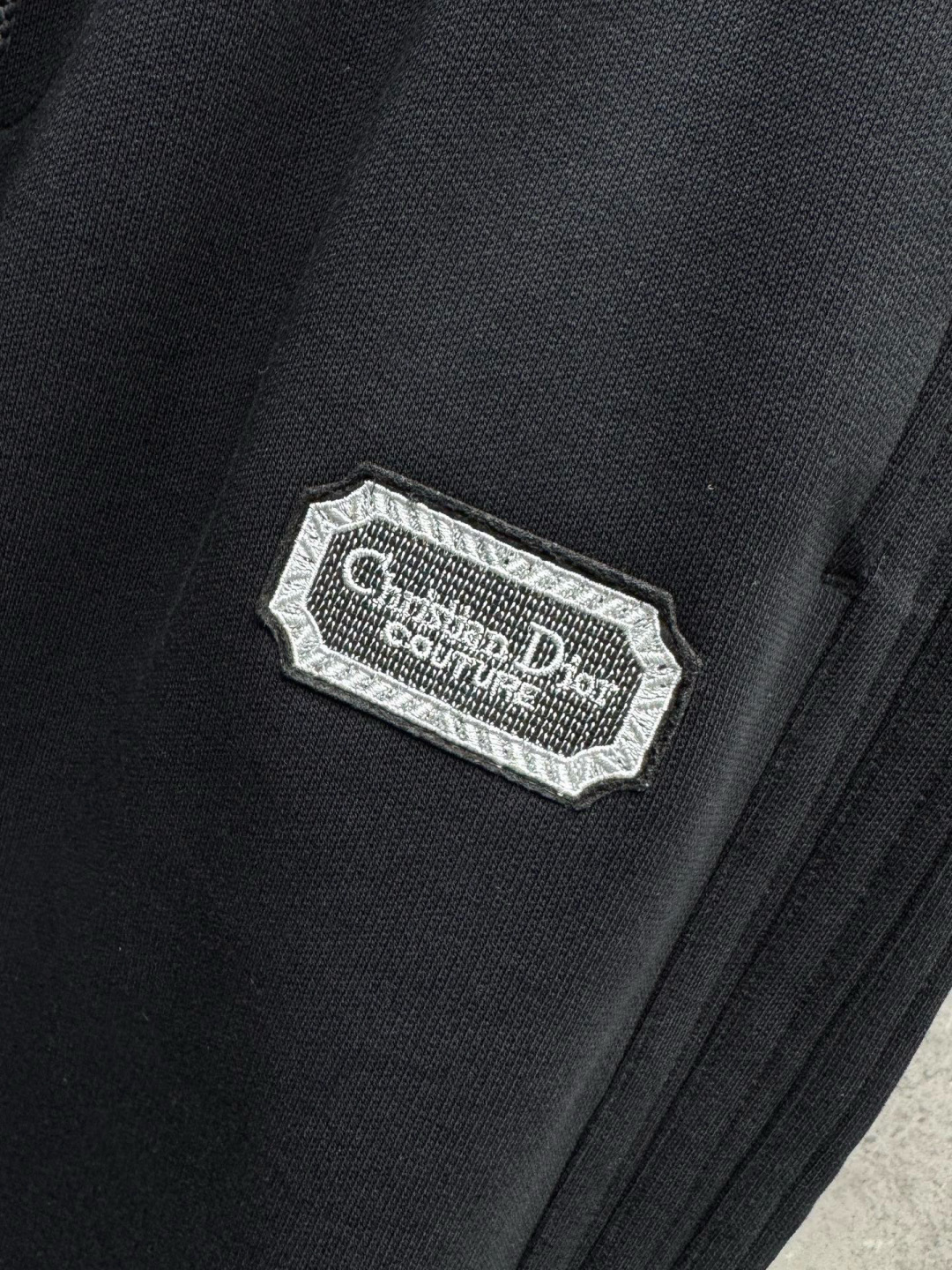  
迪家🔥新款美式高级感直筒宽松阔腿直筒裤🔥侧边多道压线剪裁，加上特殊的面料，尽显品质感 高级感，超级舒