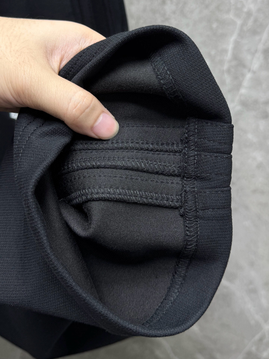  
迪家🔥新款美式高级感直筒宽松阔腿直筒裤🔥侧边多道压线剪裁，加上特殊的面料，尽显品质感 高级感，超级舒