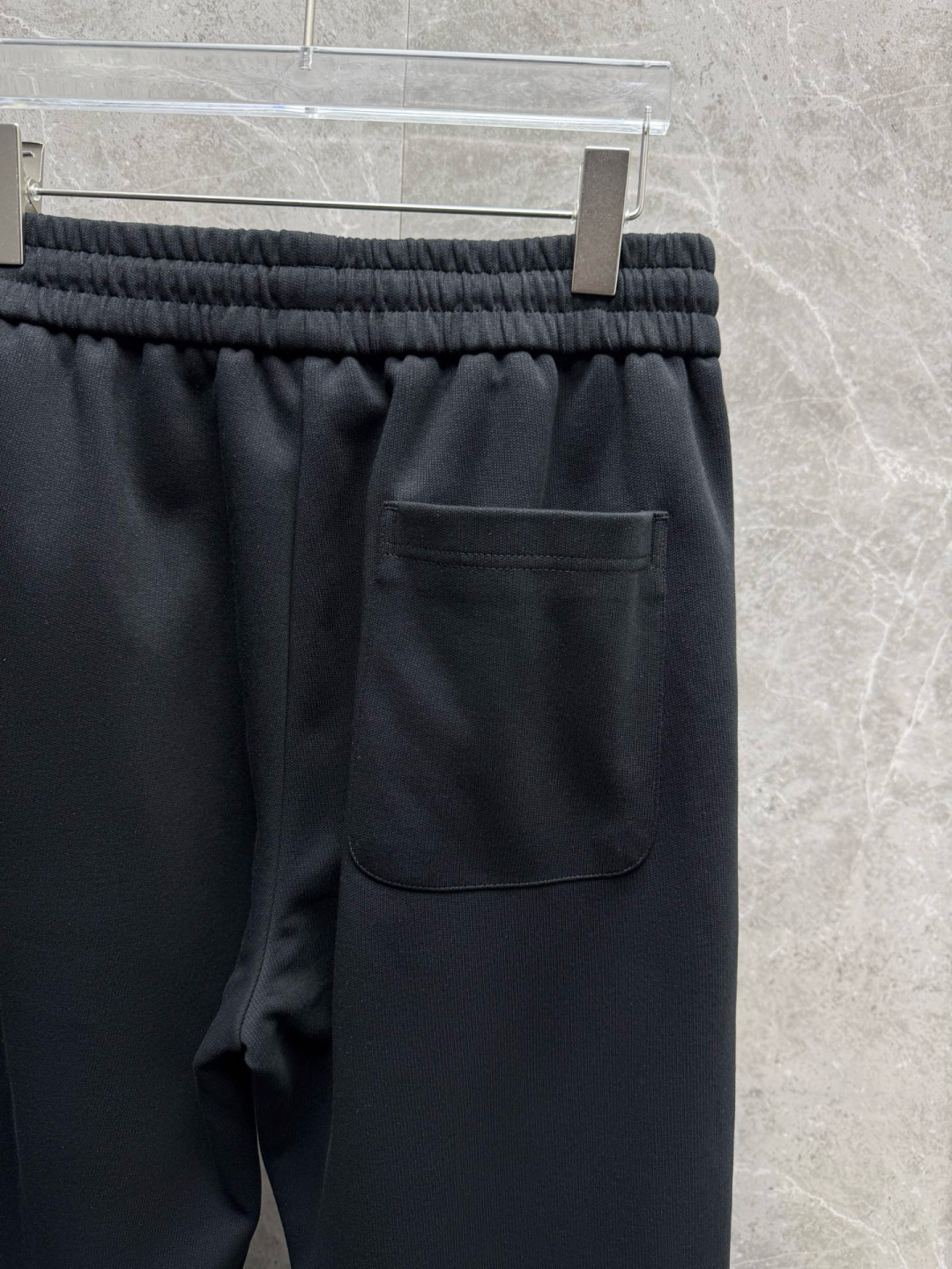  
迪家🔥新款美式高级感直筒宽松阔腿直筒裤🔥侧边多道压线剪裁，加上特殊的面料，尽显品质感 高级感，超级舒