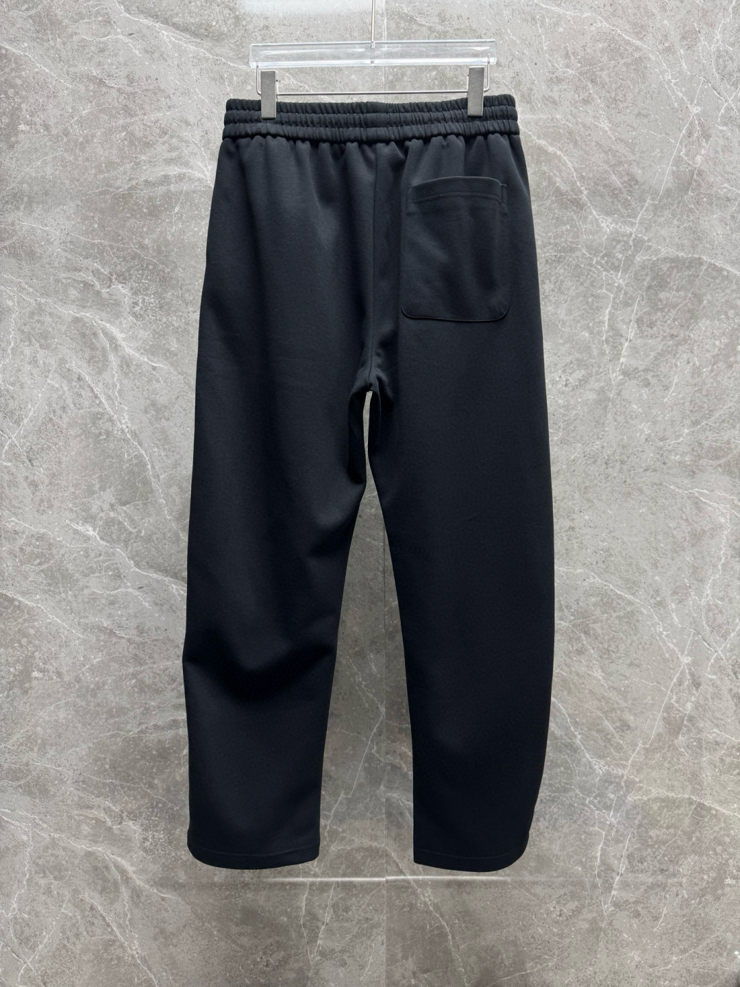  
迪家🔥新款美式高级感直筒宽松阔腿直筒裤🔥侧边多道压线剪裁，加上特殊的面料，尽显品质感 高级感，超级舒