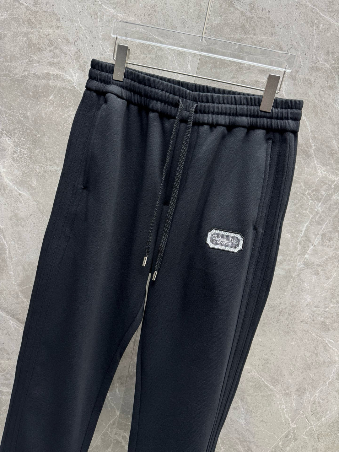  
迪家🔥新款美式高级感直筒宽松阔腿直筒裤🔥侧边多道压线剪裁，加上特殊的面料，尽显品质感 高级感，超级舒