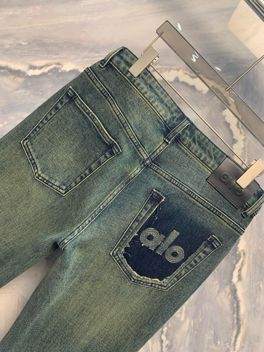  
AIO专柜同步发售的早秋新品男士牛仔裤，以其精致的细节和卓越的品质，成为了时尚界的焦点。首先，牛仔裤